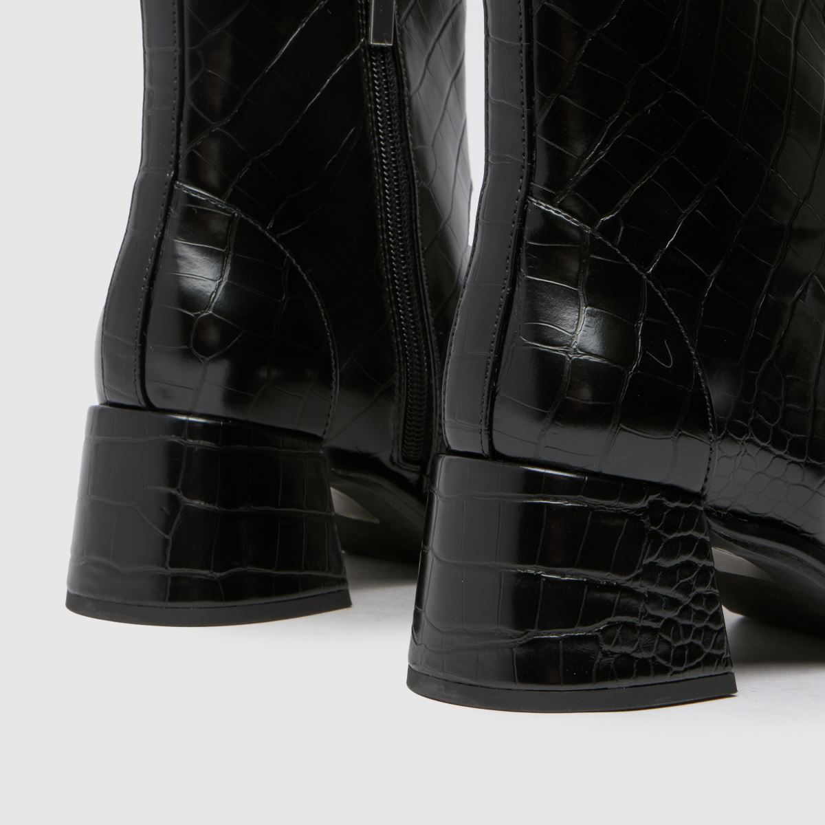 Schuh – Svarta stövlar med krokodilmönster och bred passform