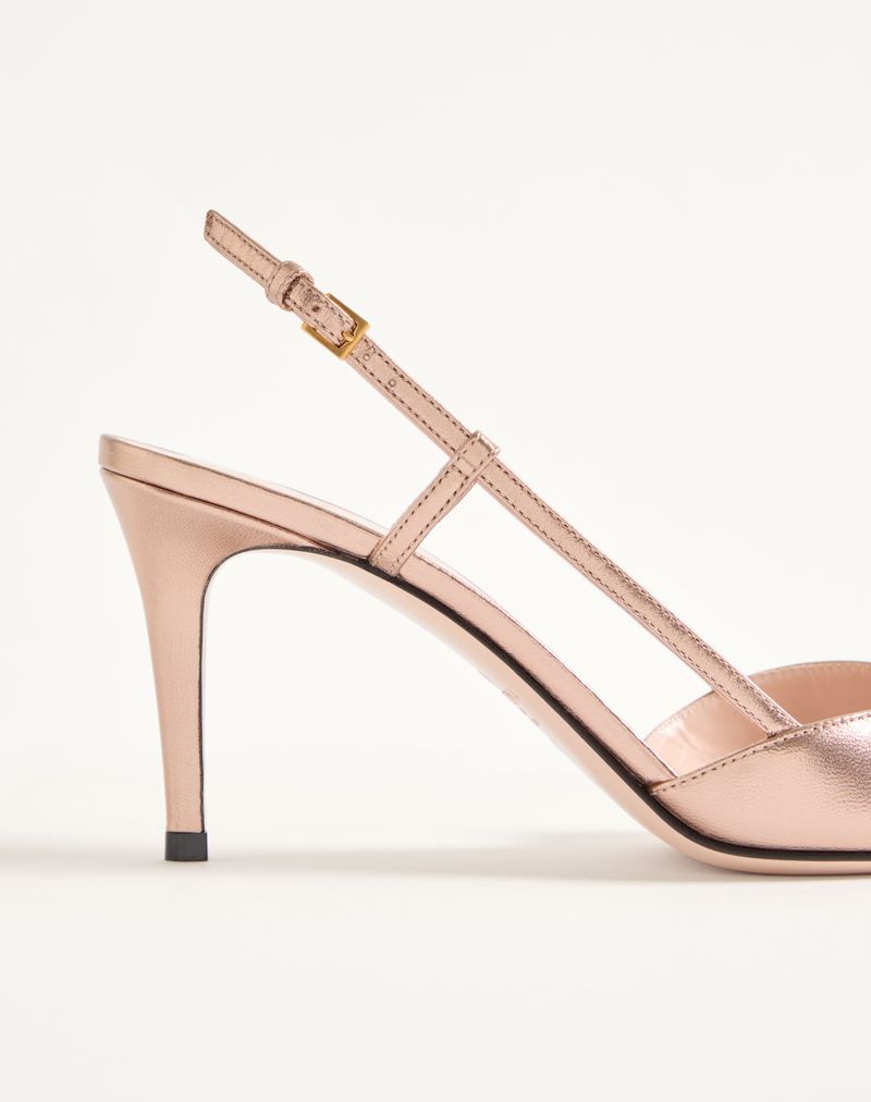 Bomba Slingback VLogo Signature em napa laminada de 80 mm