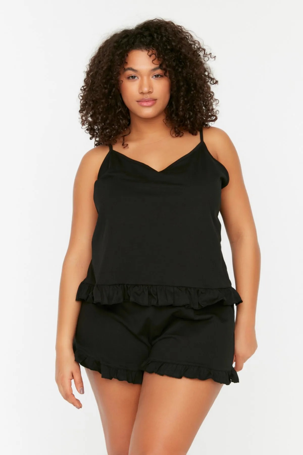 Trendyol Curve  Schwarzes Pyjama-Set aus Strick mit Trägern und Rüschendetail TBBSS22PT0564