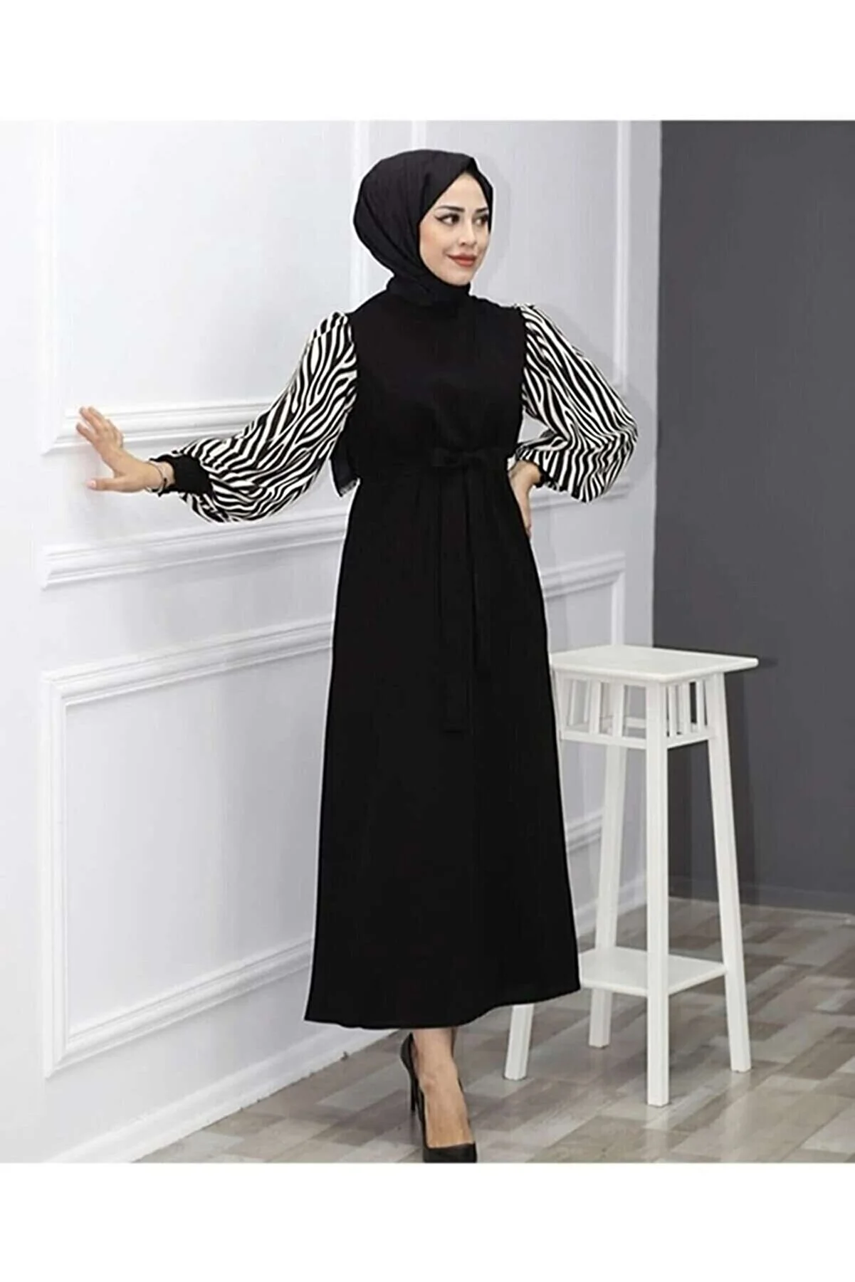 HAKKE  Langes Hijab-Kleid mit Zebramuster – Schwarz Zeraa-678