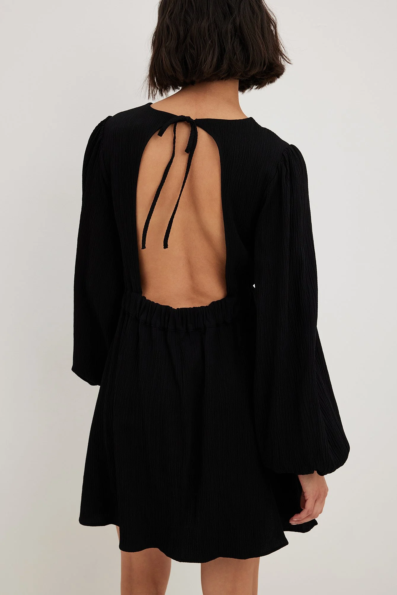 Strukturiertes Minikleid mit offenem Rücken