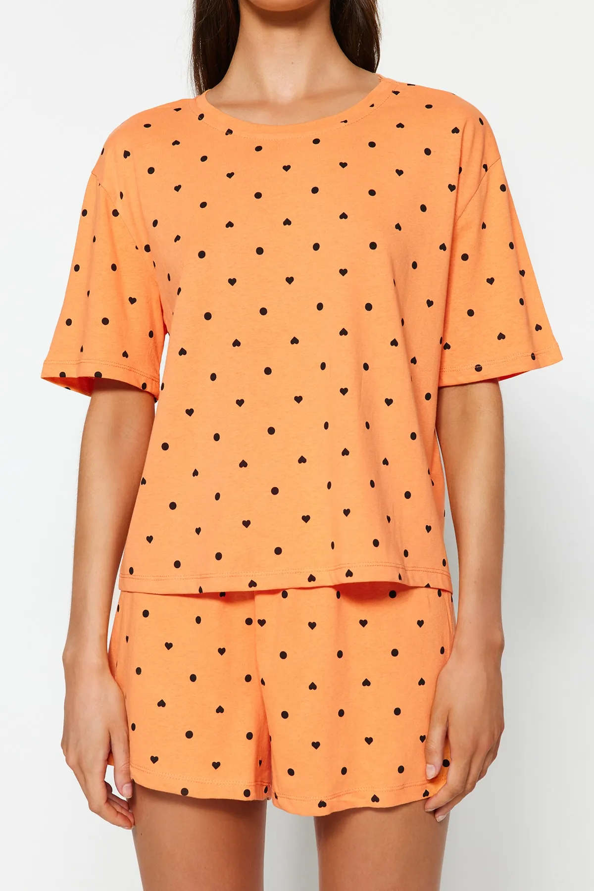 Trendyol Collection  Orange-mehrfarbiges gestricktes Pyjama-Set mit T-Shirt und Shorts aus 100 % Baumwolle mit Herzmuster THMSS21PT1485