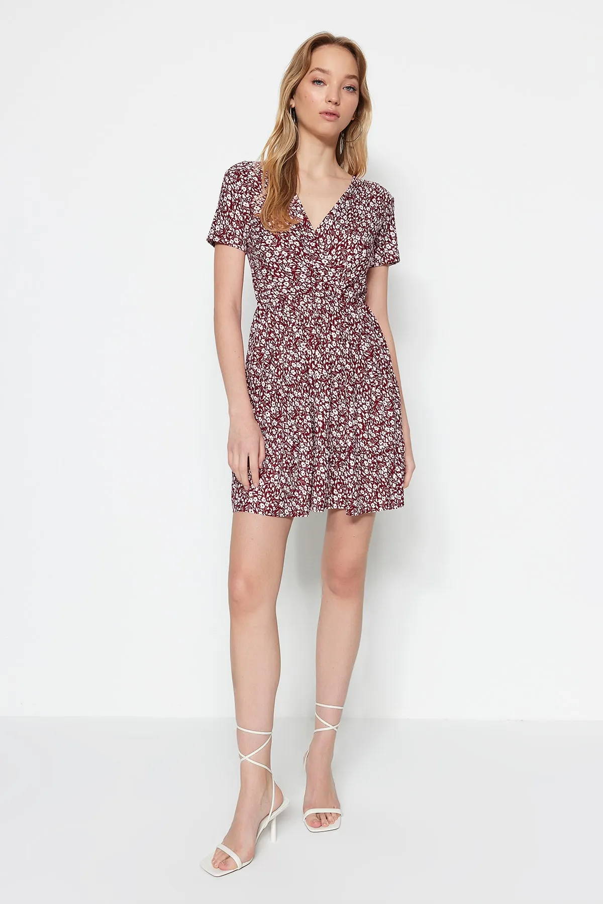 Trendyol Collection  Burgunderrot bedrucktes, zweireihiges Mini-Strickkleid mit flexiblem Ausschnitt TWOSS21EL0241