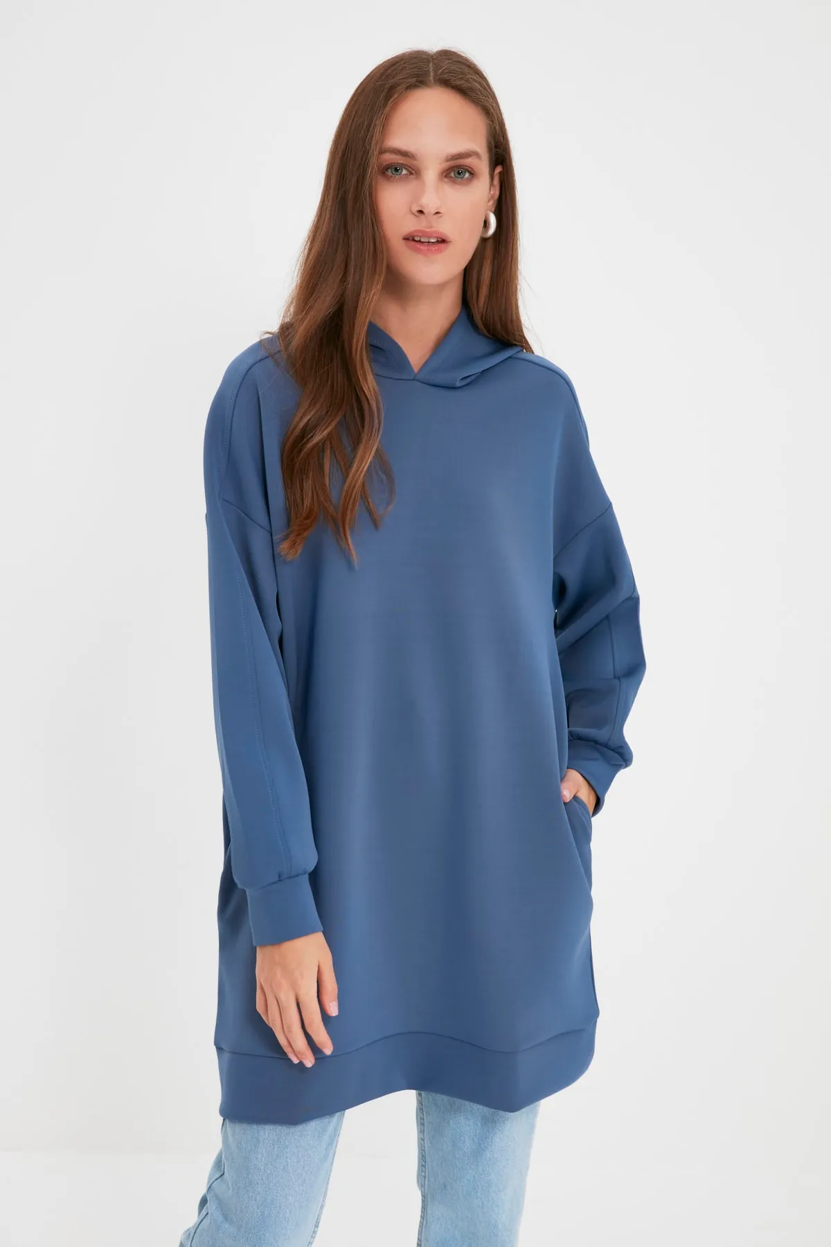 Trendyol Modest  Marineblaues, weit geschnittenes Oversize-Sweatshirt aus Scuba-Strick mit Kapuze und Taschen TCTAW22TW0151