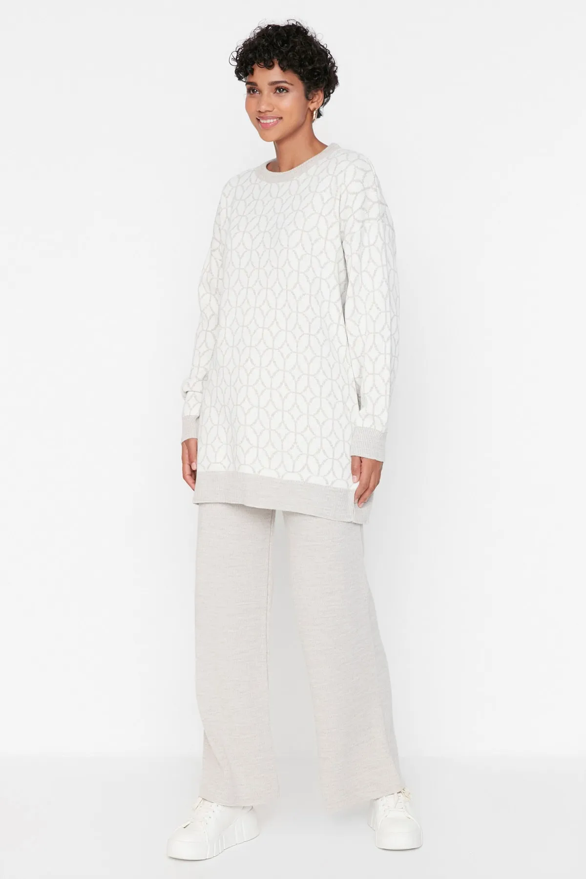Trendyol Modest  Beiges Strickset aus Pullover und Hose mit geometrischem Muster TCTAW23US00006