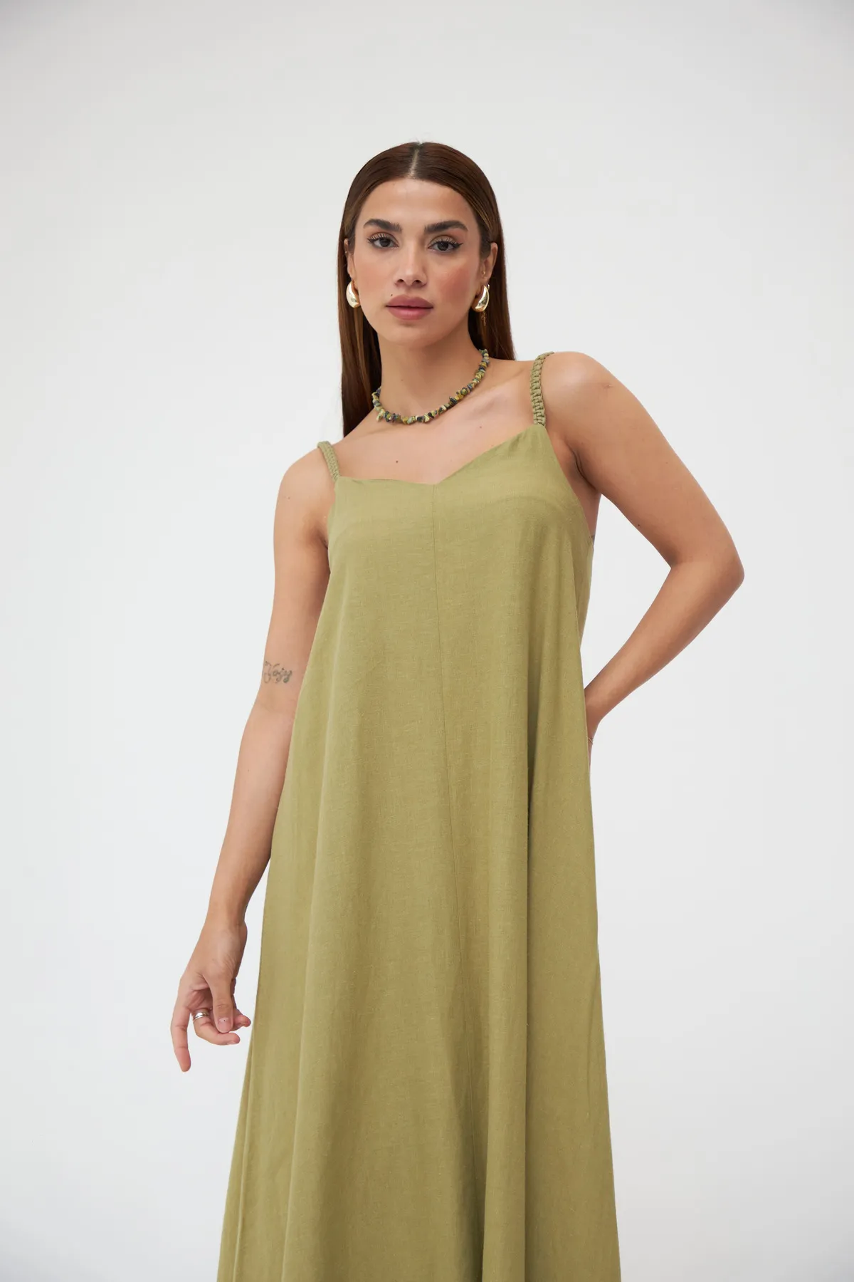 Laluvia  Langes Kleid aus khakifarbenem Strick mit Trägern aus Leinen