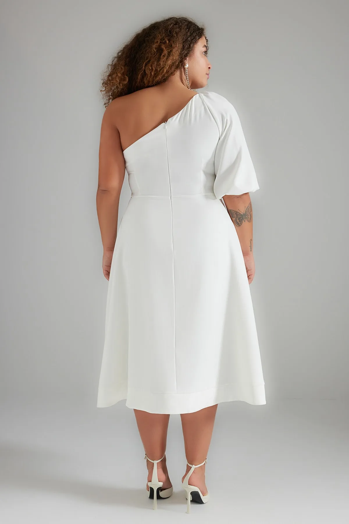Trendyol Curve  Weißes gewebtes Brautkleid mit einem Ärmel TBBSS23AH00237
