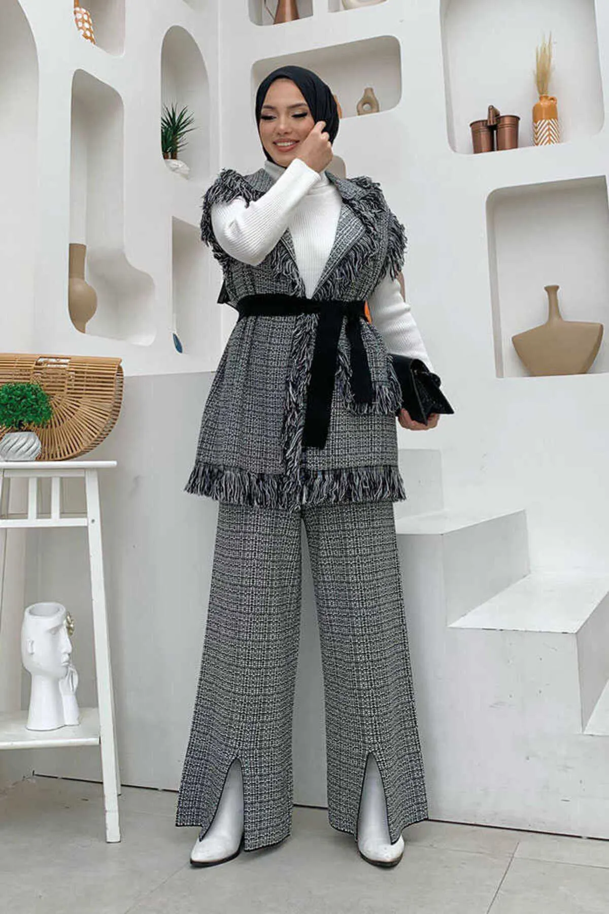 Bym Fashion  Strickanzug mit Quastenweste und Schlitzdetail, Hose, 22230, Schwarz