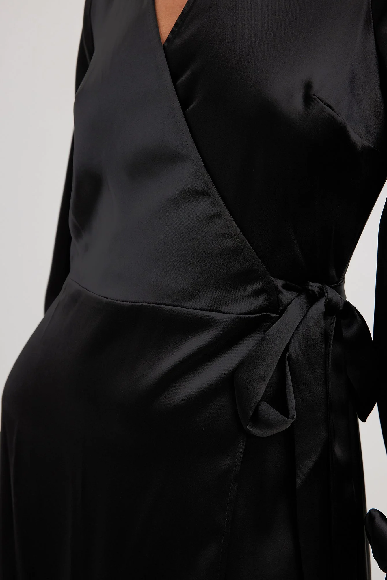 Wickel-Satin-Maxikleid mit langen Ärmeln