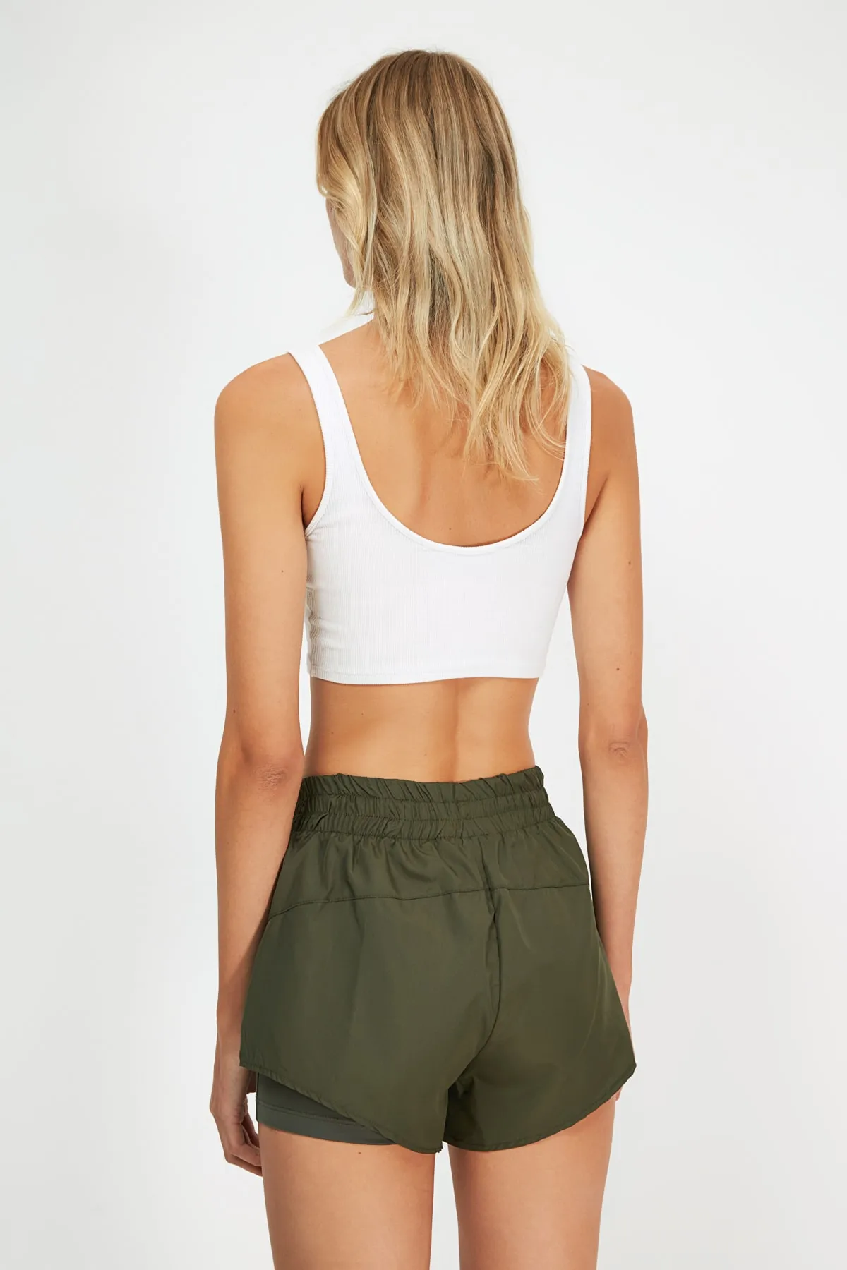 Trendyol Collection  Khakifarbene, zweilagige gestrickte Sportshorts aus Fallschirmstoff mit Innenshorts TWOAW21SR0012