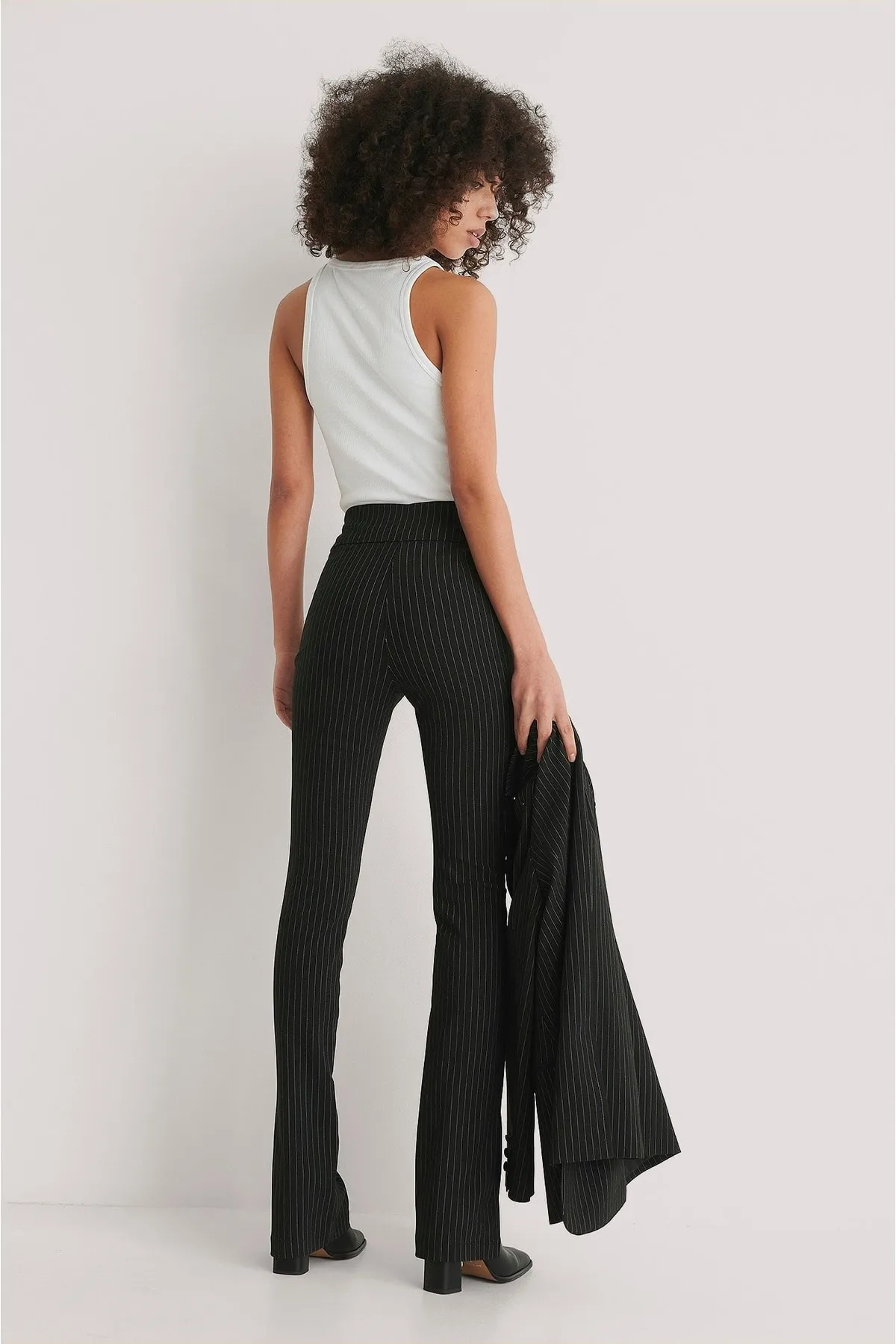 NA-KD  Nadelstreifen-Stretch-Schlitzhose