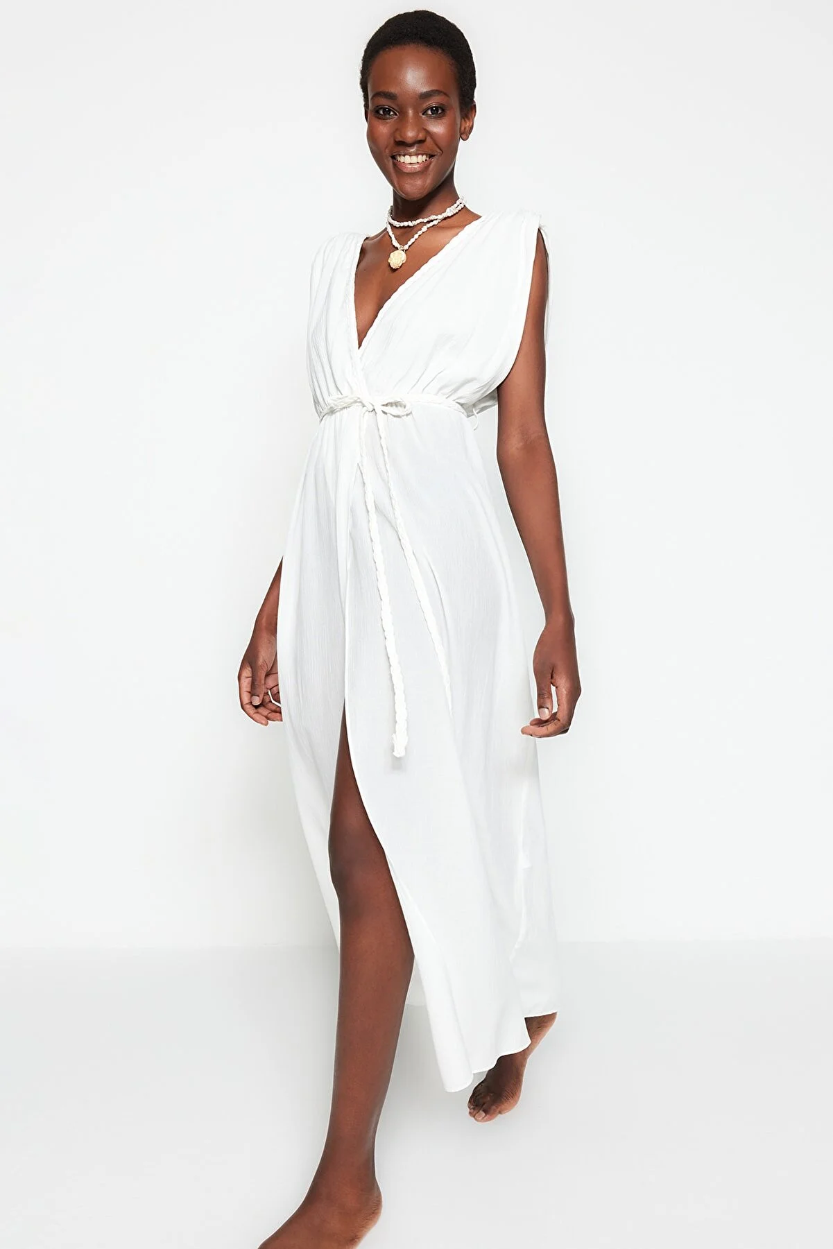 Trendyol Collection  Weißes Maxi-Strandkleid mit gewebtem Schlitz TBESS23EL00069