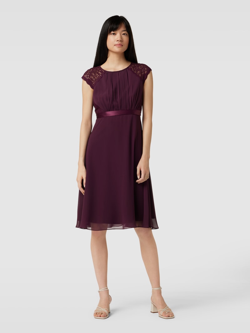 Cocktailkleid mit Spitzenbesatz in aubergine