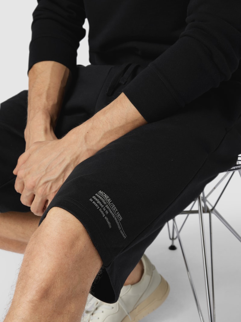Sweatshorts mit Label-Print in schwarz