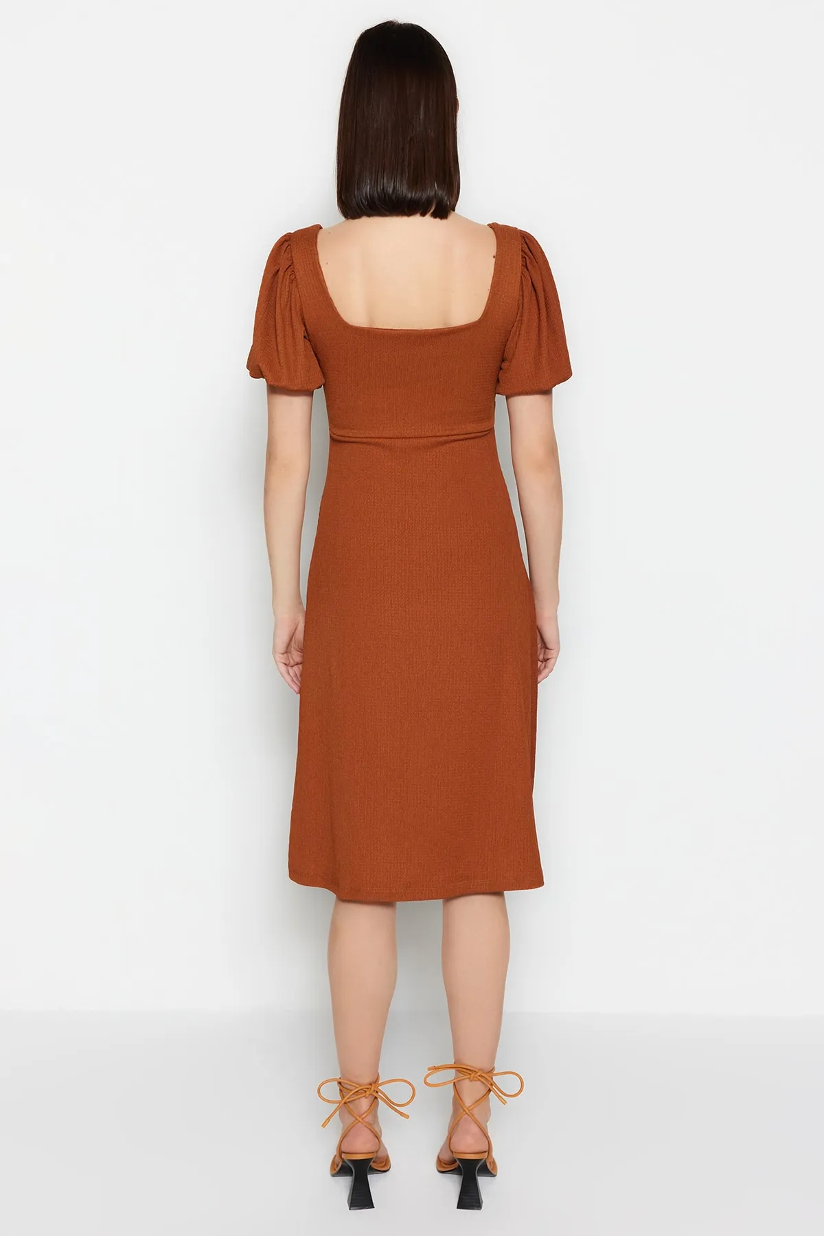 Trendyol Collection  Zimtfarbenes A-Linien-Strickkleid mit quadratischem Kragen, Ballonärmeln, Schlitz, Wickel-/strukturiertem Midi-Strickkleid TWOSS23EL01533