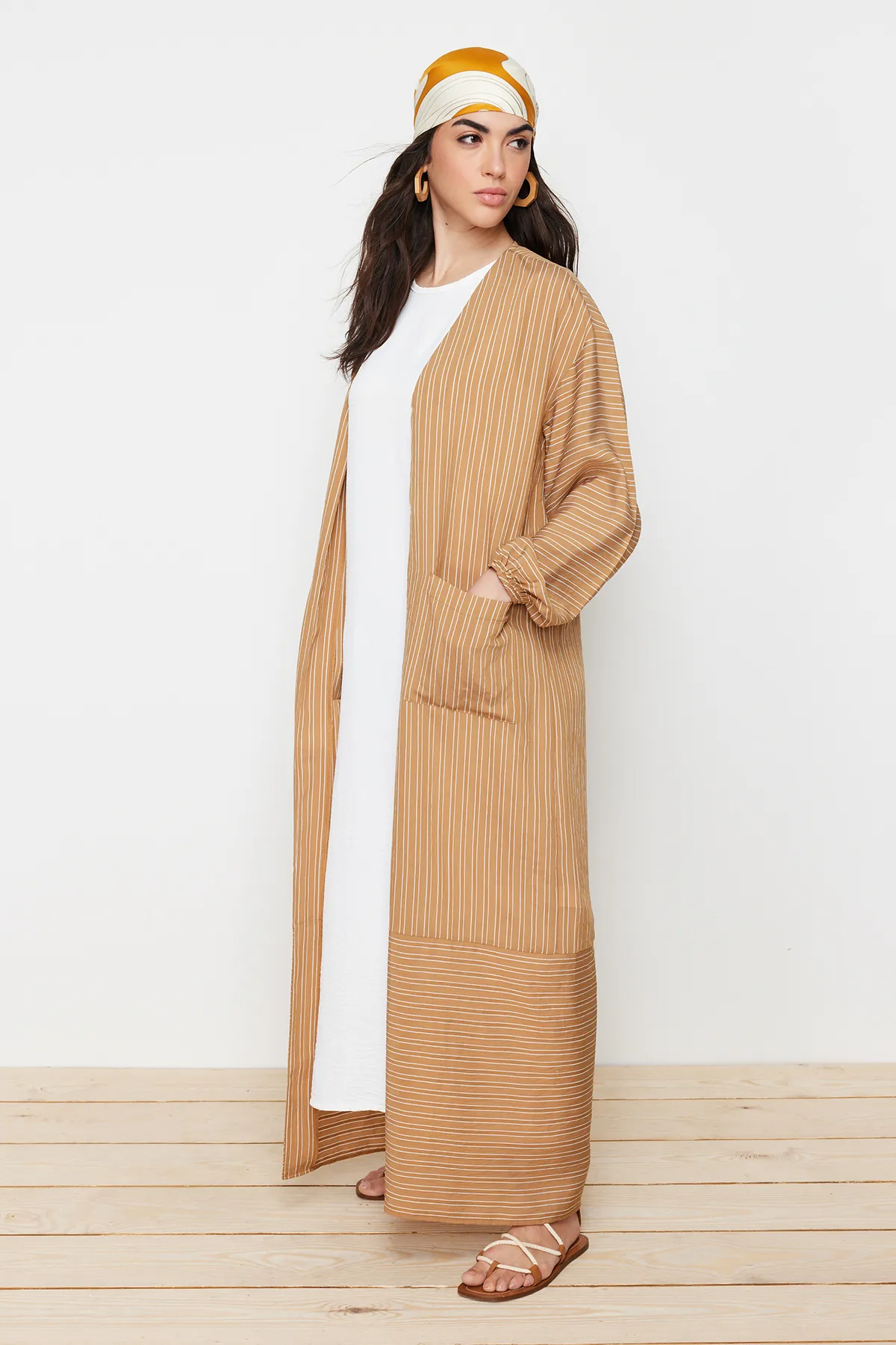 Trendyol Modest  Kamellange, gestreifte, gewebte Mütze in Leinenoptik & Ferace & Abaya TCTSS24KF00003
