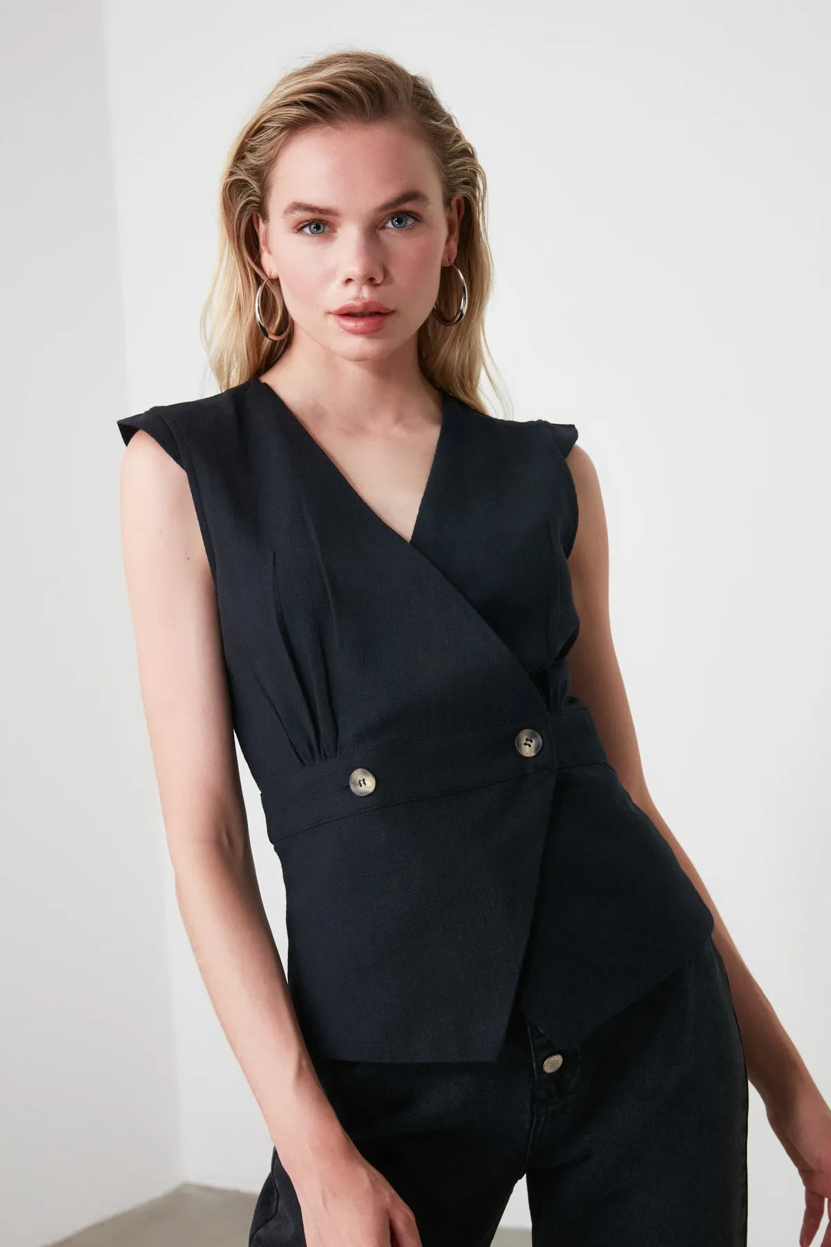 Trendyol Collection  Schwarze zweireihige Webbluse mit Knochenknöpfen und detaillierten Details TWOSS20BZ0707