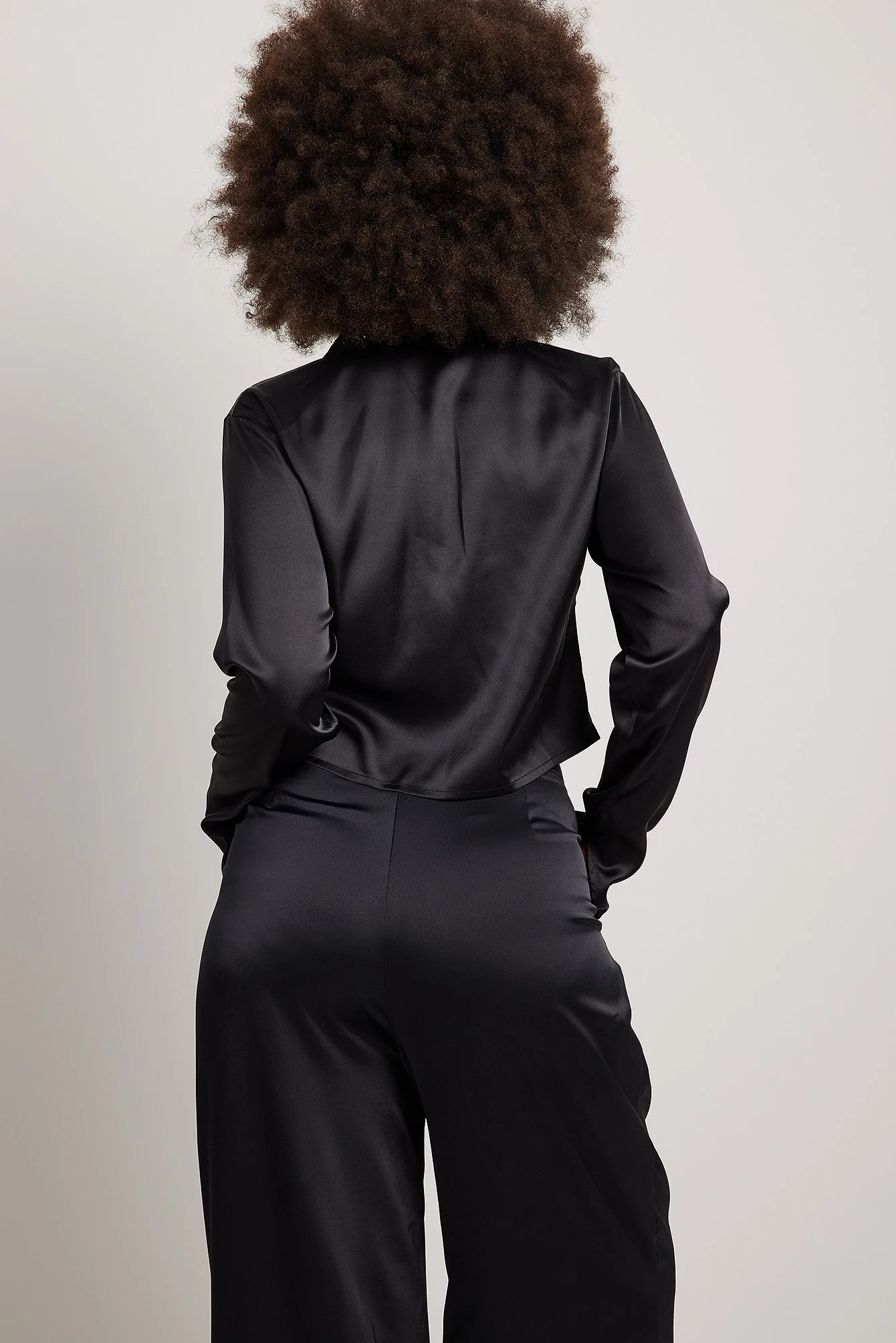 Langärmlige Satin-Bluse mit Schnürung vorne