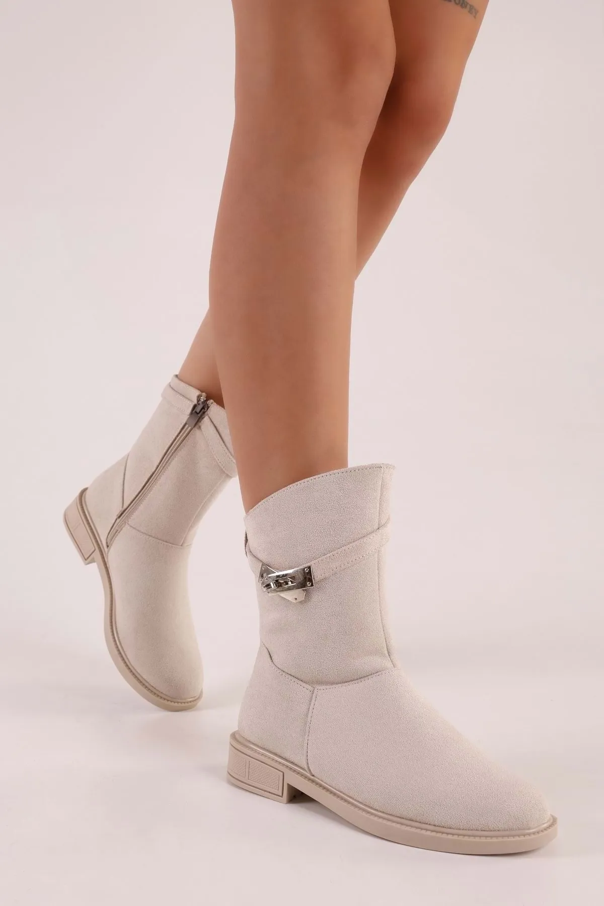 Shoeberry  Damen-Stiefel Mayslie aus beigem Wildleder mit Schnalle und flachem Absatz Beiges Wildleder
