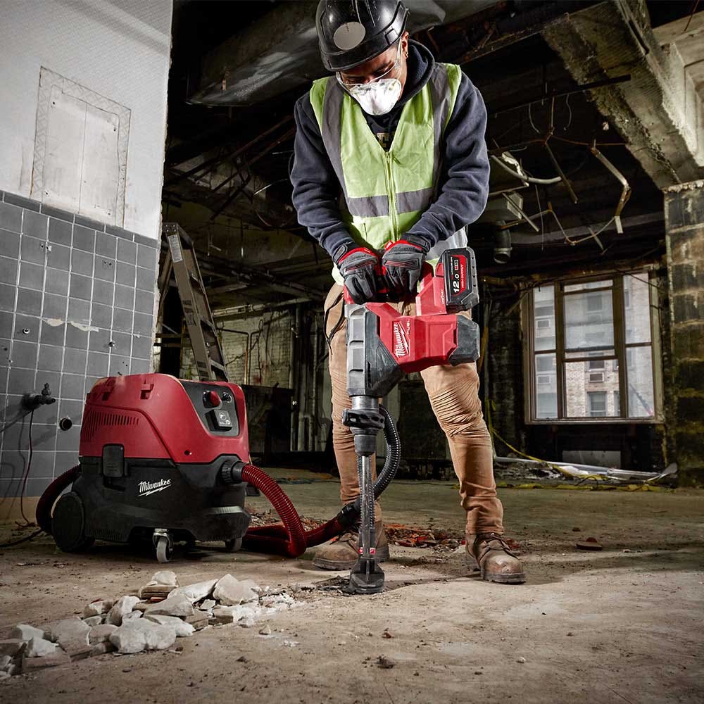 Martelo SDS Max Milwaukee Fuel 18V 44mm sem escovas com uma chave e protetor M18FHM-0
