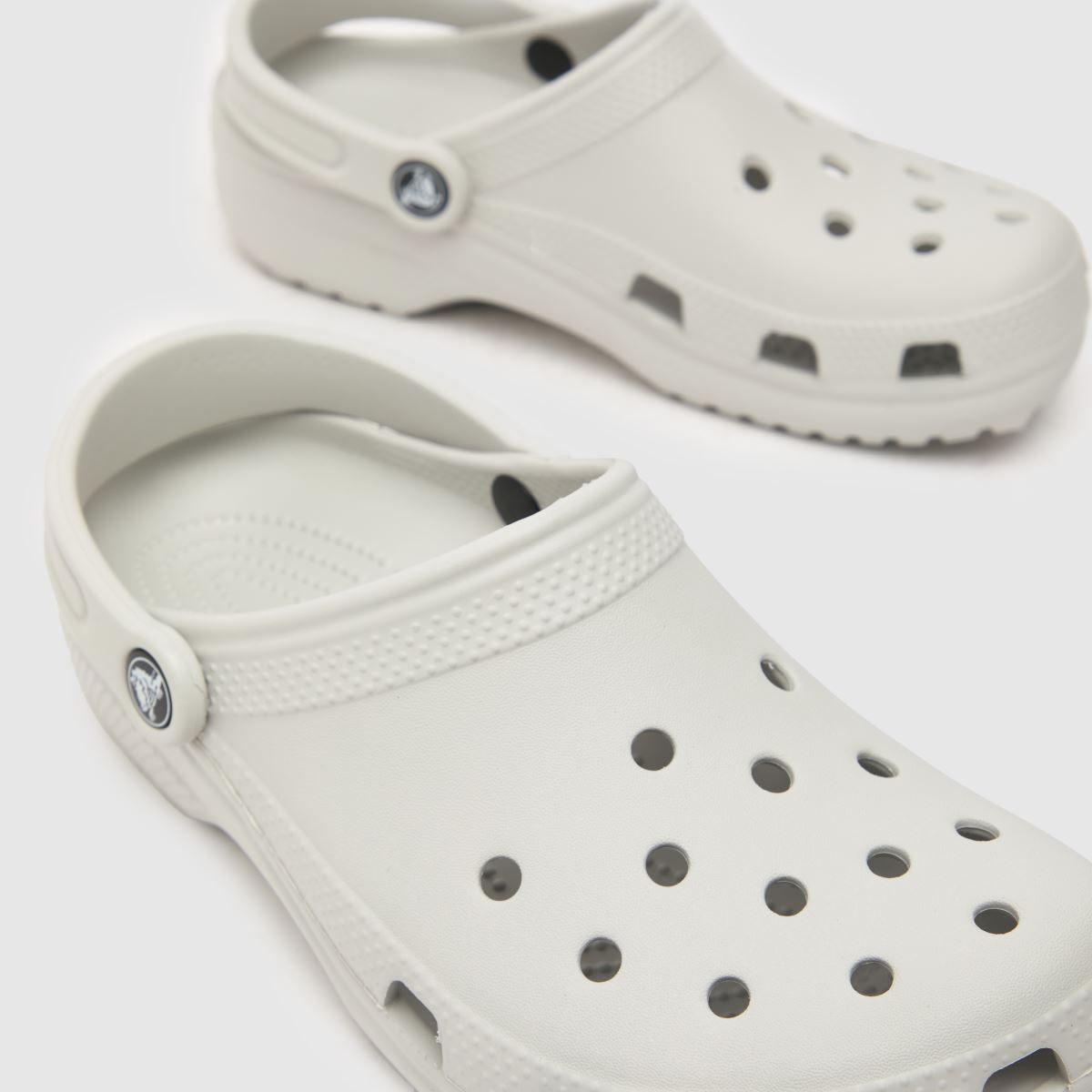 Crocs Classic klumpa szandál világosszürke színben