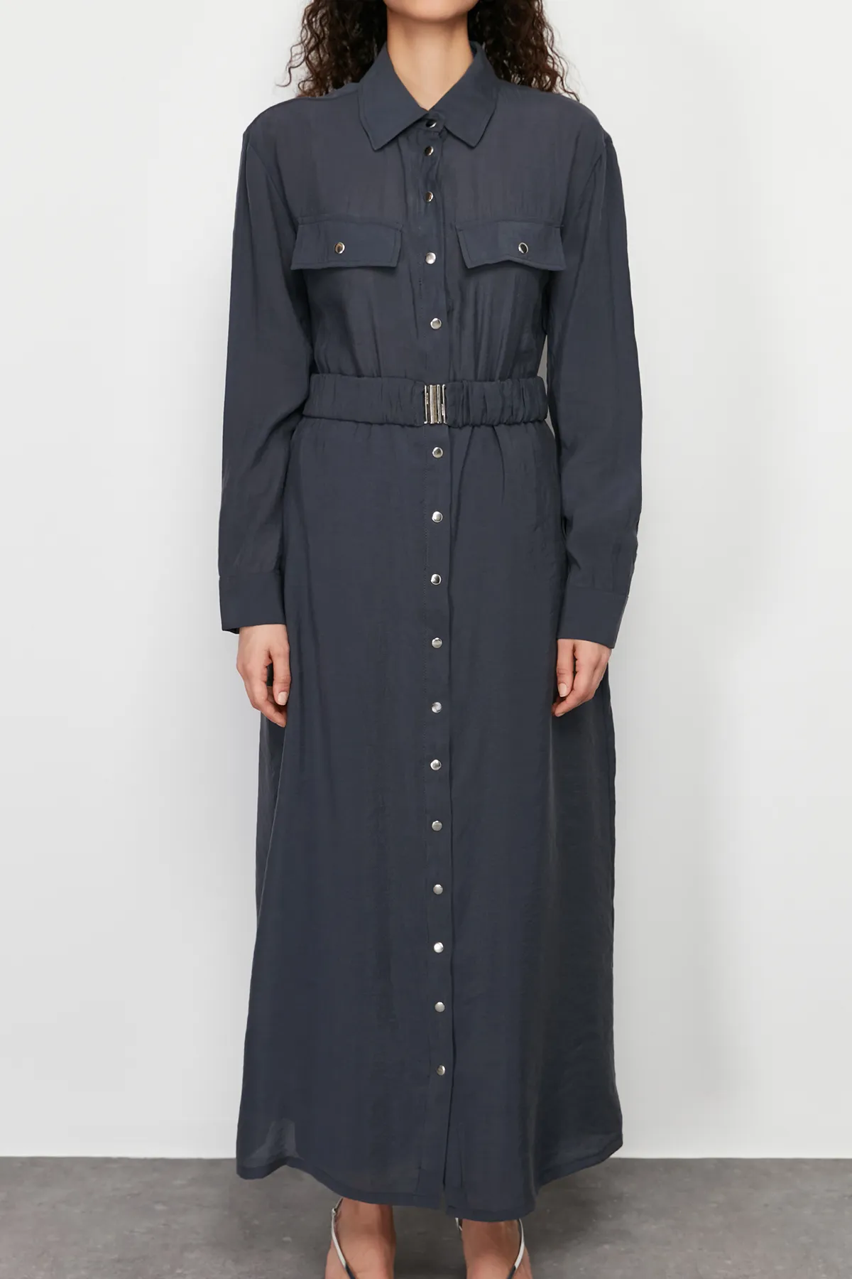 Trendyol Modest  Anthrazitfarbenes, schlicht gewebtes Hemdkleid TCTSS24EB00152