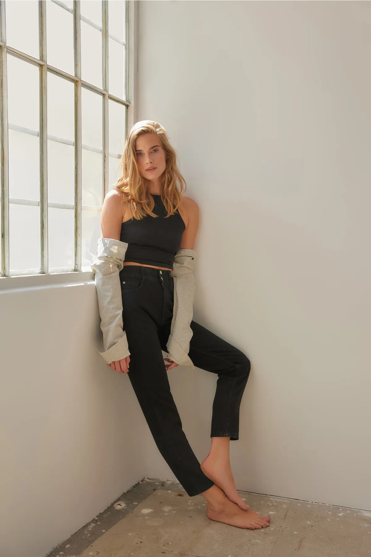 Trendyol Collection  Schwarze, nachhaltigere Mom-Jeans mit hoher Taille und Detail TWOAW23JE00379