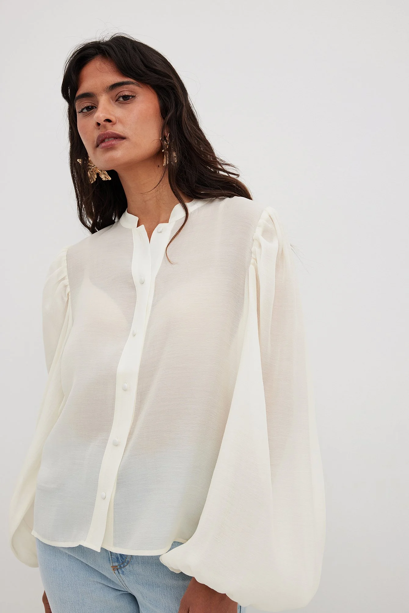 Bluse mit voluminösen Ärmeln und Knopfldetail