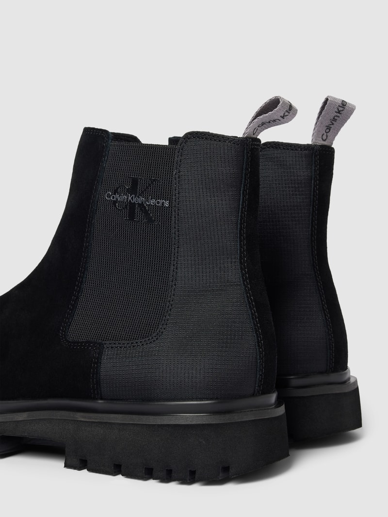 Chelsea Boots mit elastischen Einsätzen in black