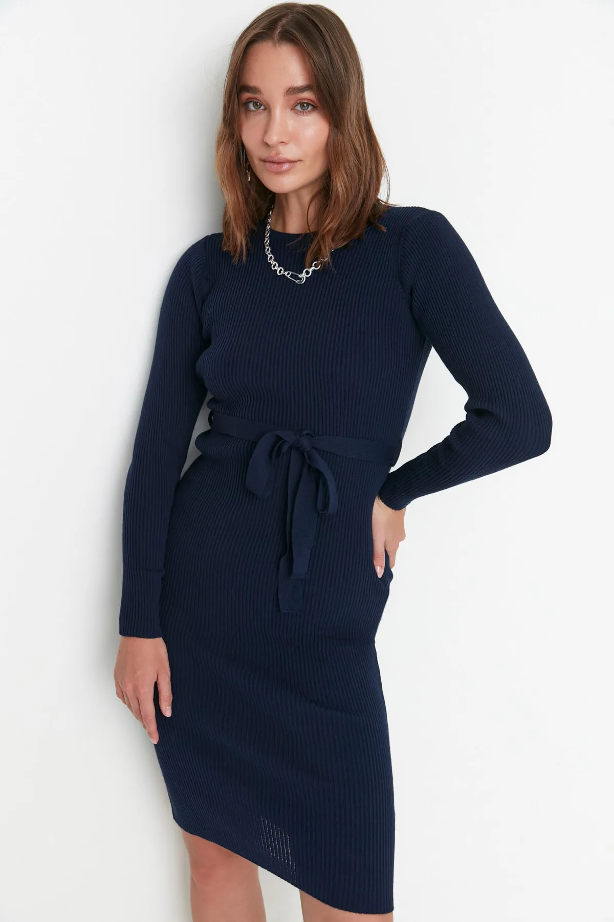 Trendyol Collection  Marineblaues, dunkelblaues, tailliertes Midi-Strickkleid mit Gürtel TWOAW22EL0009 Kleid TWOAW22EL0009