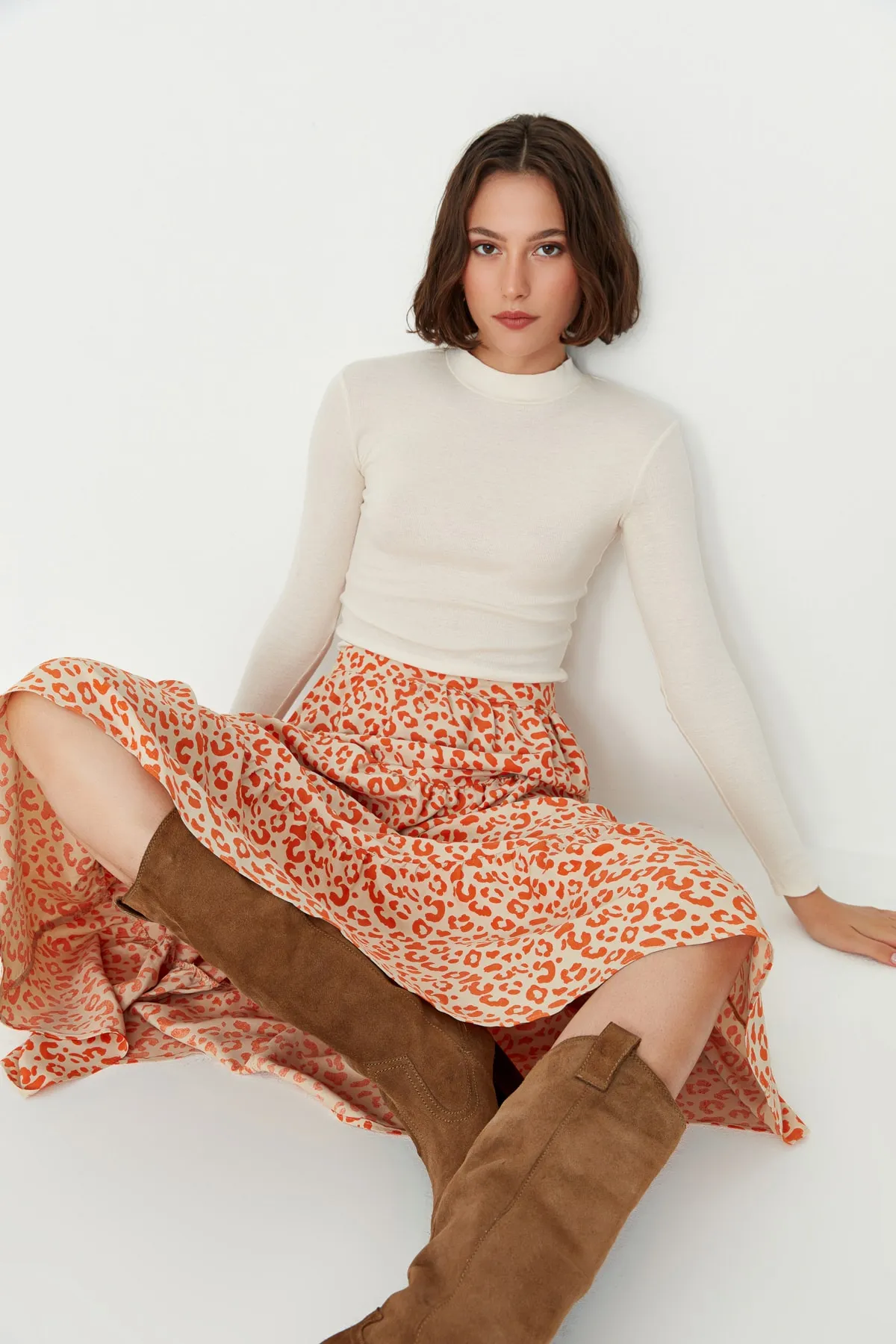 Trendyol Collection  Kamelfarbener, ausgestellter Midi-Webrock mit Blumenmuster und hoher Taille TWOSS21ET0041