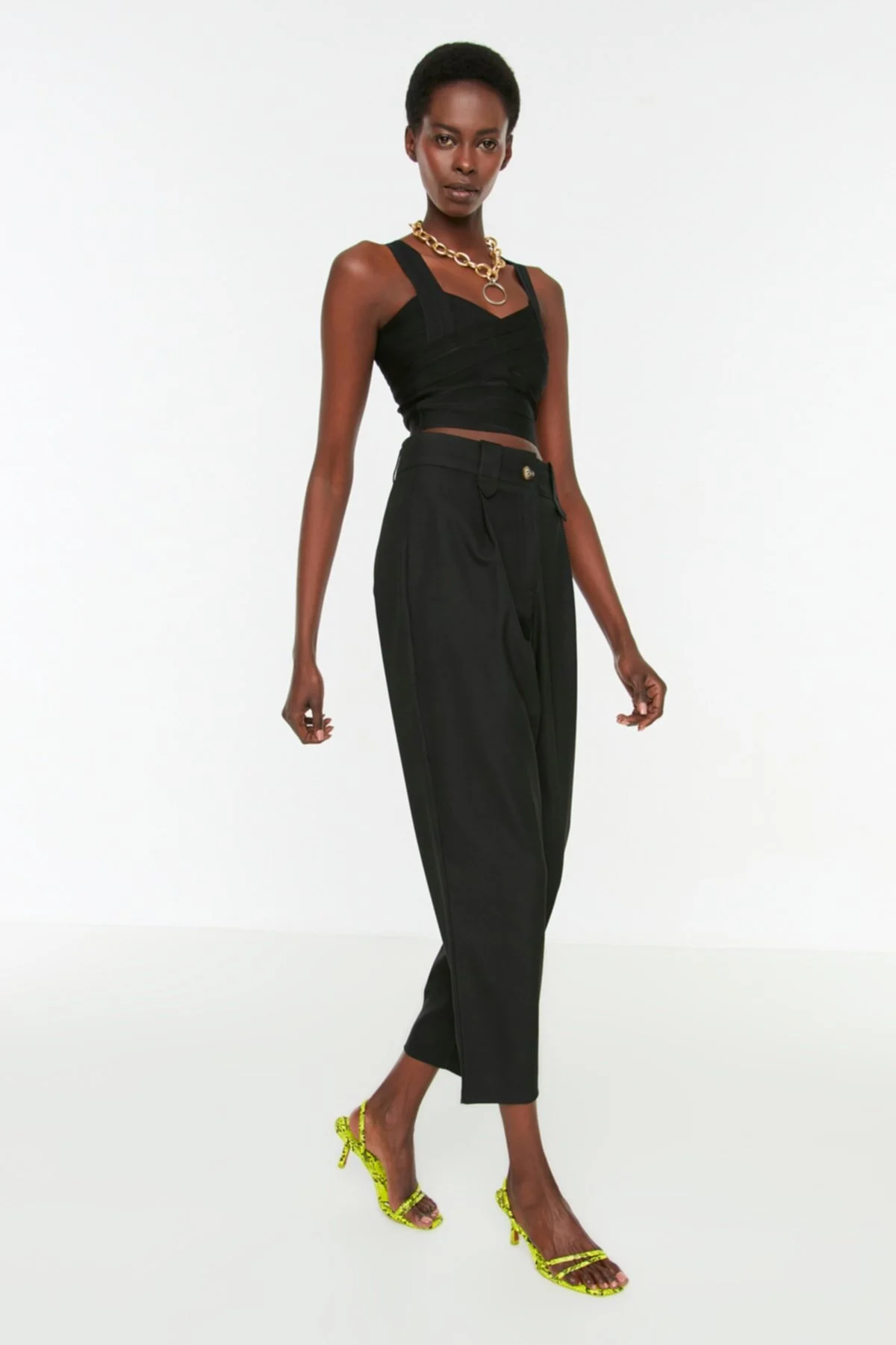 Trendyol Collection  Schwarze Karottenhose aus Polyviscon-Gewebe mit hoher Taille TWOSS22PL0280