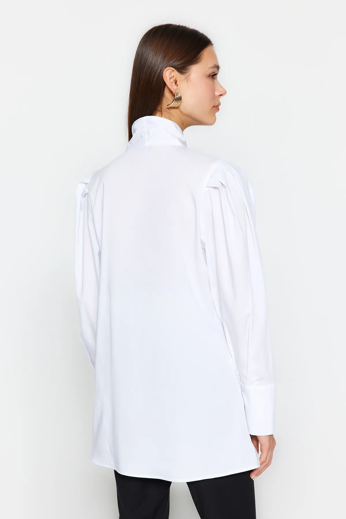 Trendyol Modest  Weißes, gewebtes Hemd mit Kragen und Krawattendetail TCTSS24TG00002
