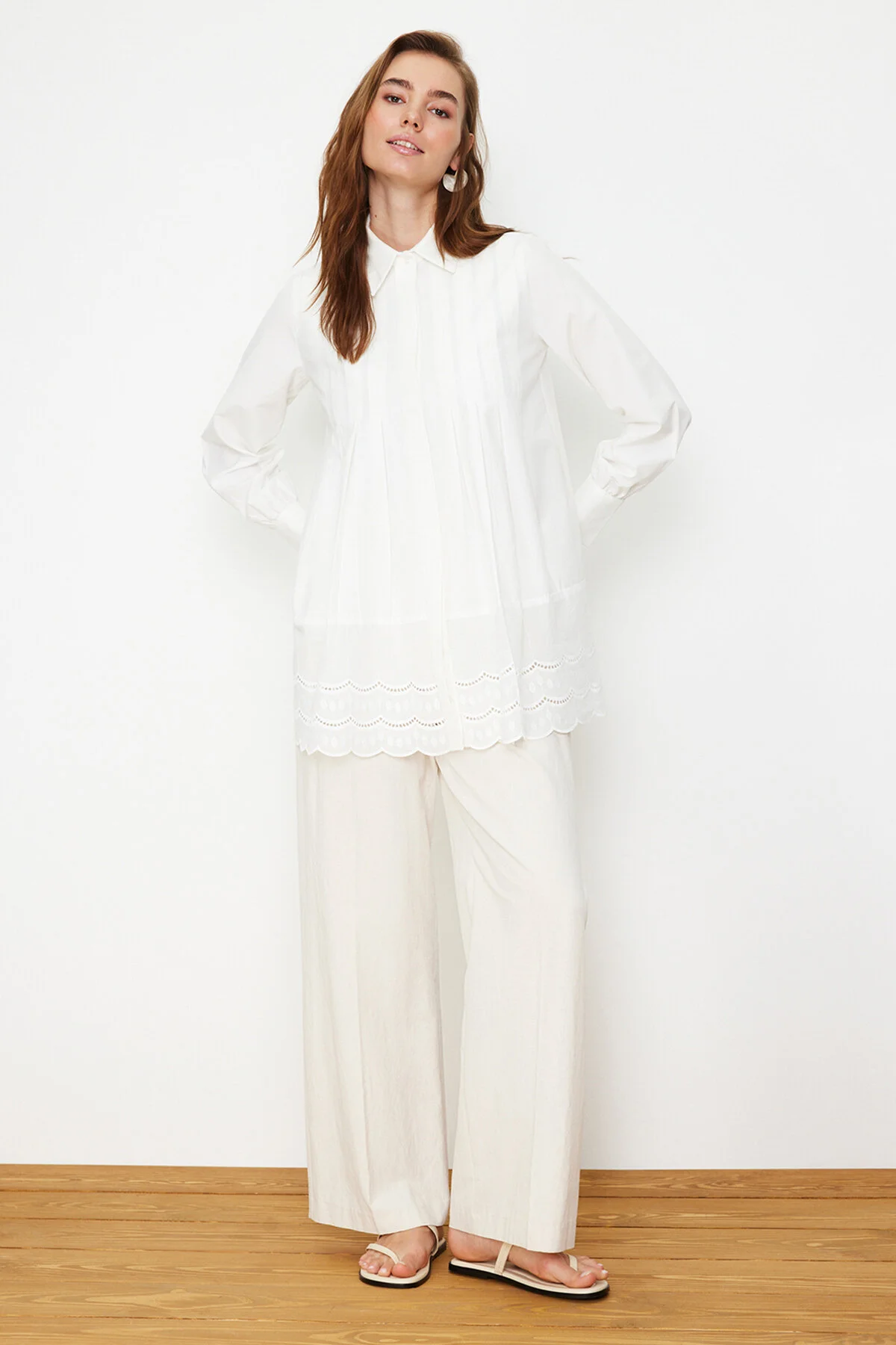 Trendyol Modest  Ecrufarbenes, gewebtes Baumwollhemd mit Stickereidetail TCTSS24TG00017