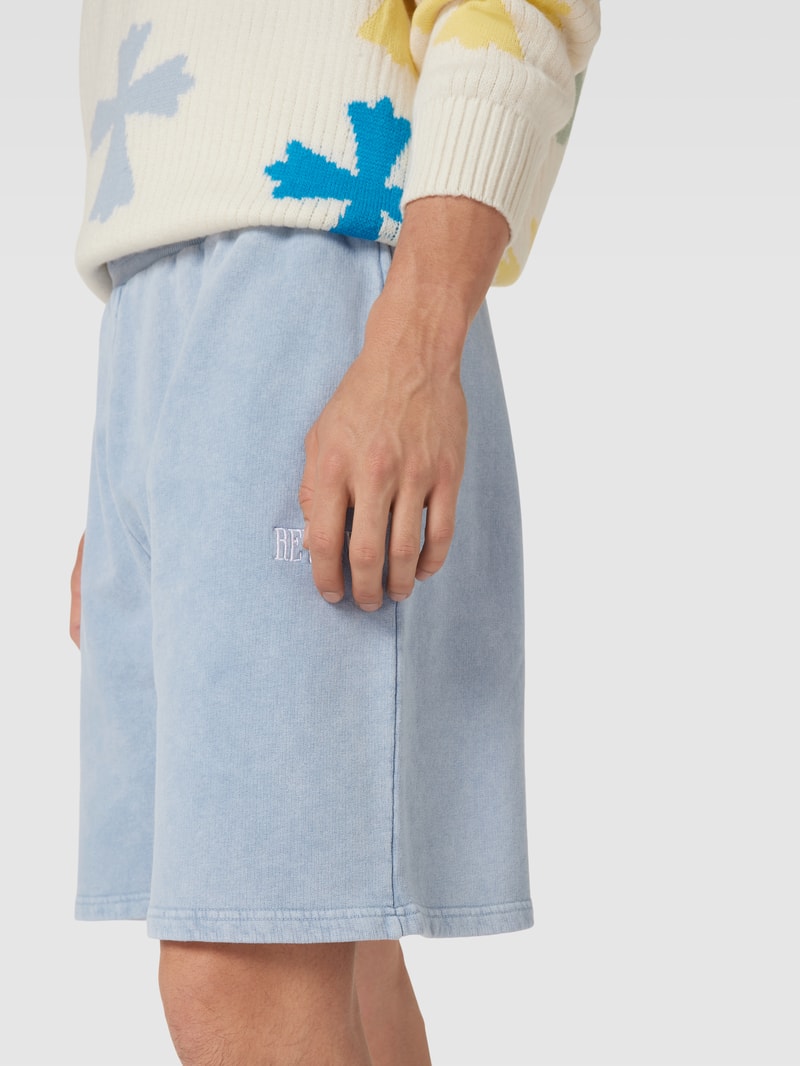 Sweatshorts mit französischen Eingrifftaschen in hellblau