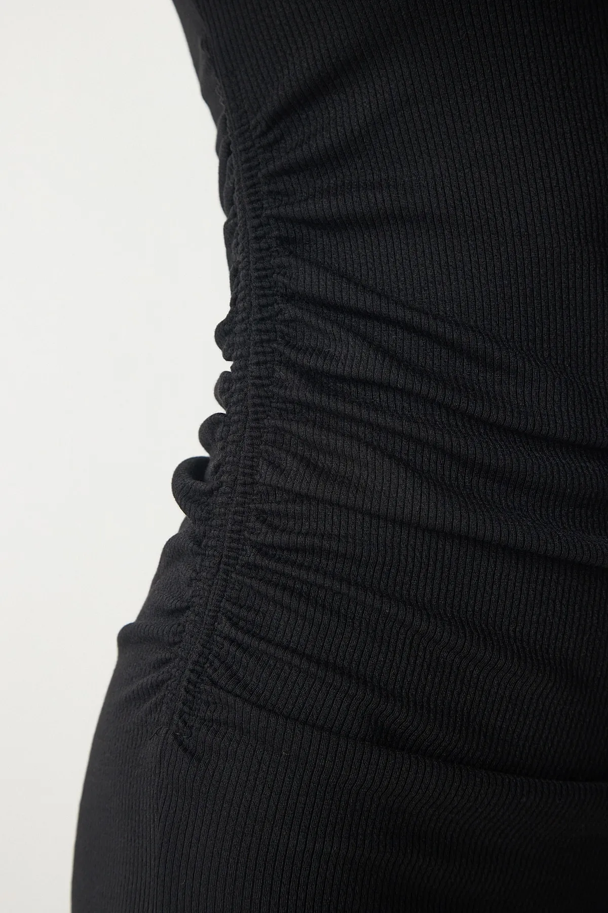 Happiness İstanbul  Schwarzes, geripptes Strickkleid mit Rüschen und Details für Damen UB00137