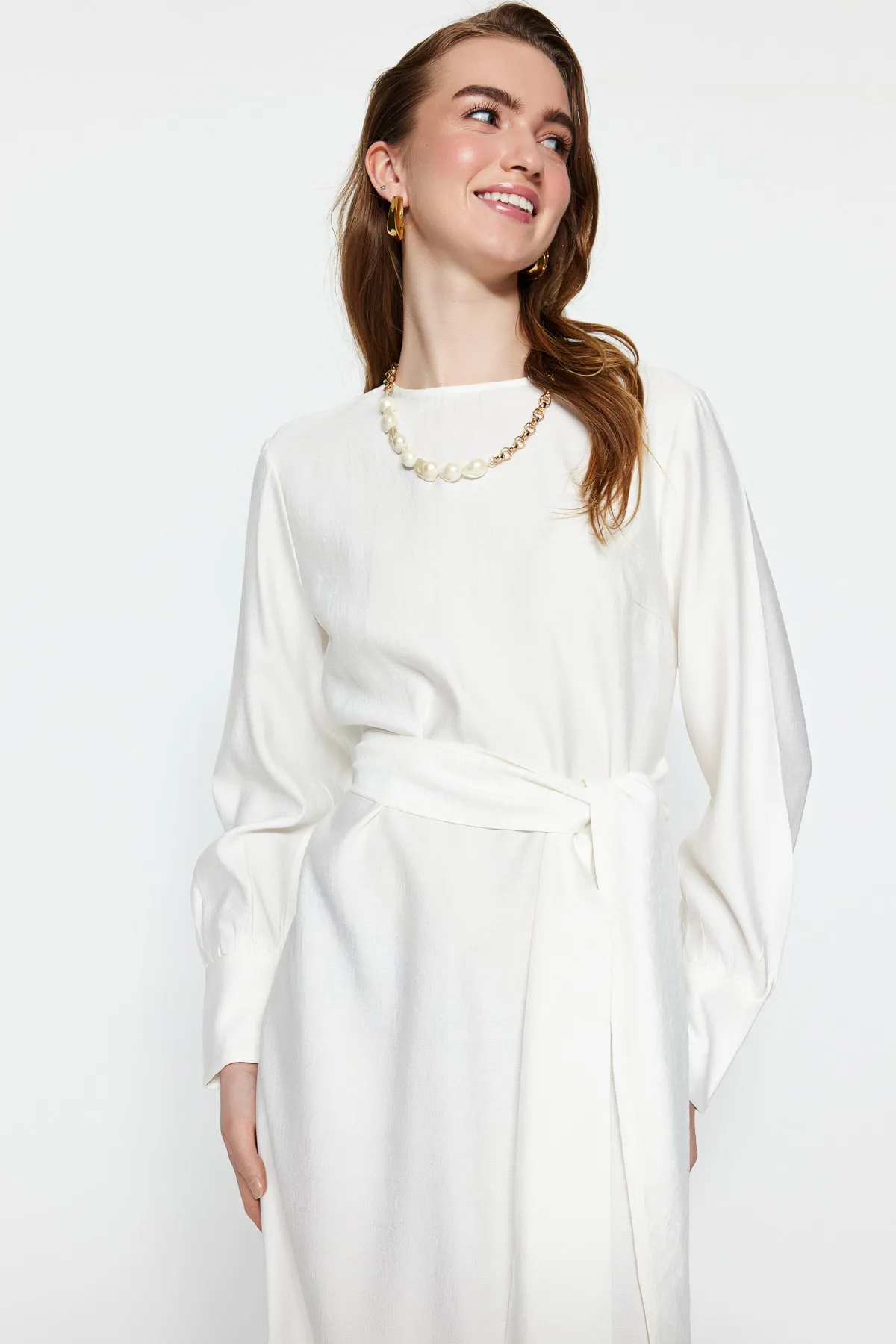 Trendyol Modest  Weißes, gewebtes Kleid in Leinenoptik mit breitem Gürtel und Reißverschlussbündchen TCTSS23EB00219