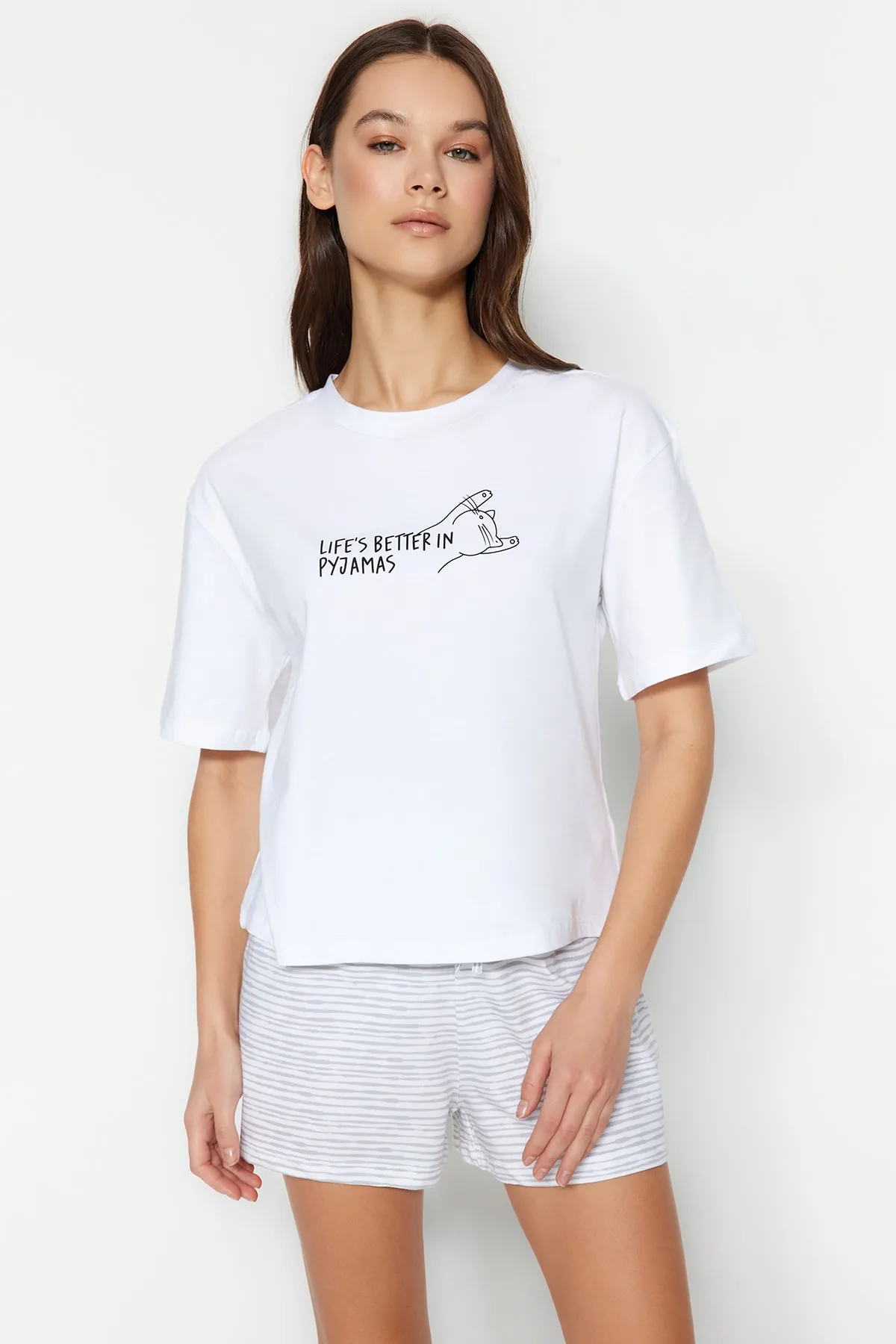 Trendyol Collection  Weiß gestreiftes Baumwoll-T-Shirt-Shorts-Strick-Pyjama-Set mit Slogan-Print THMSS23PT00228