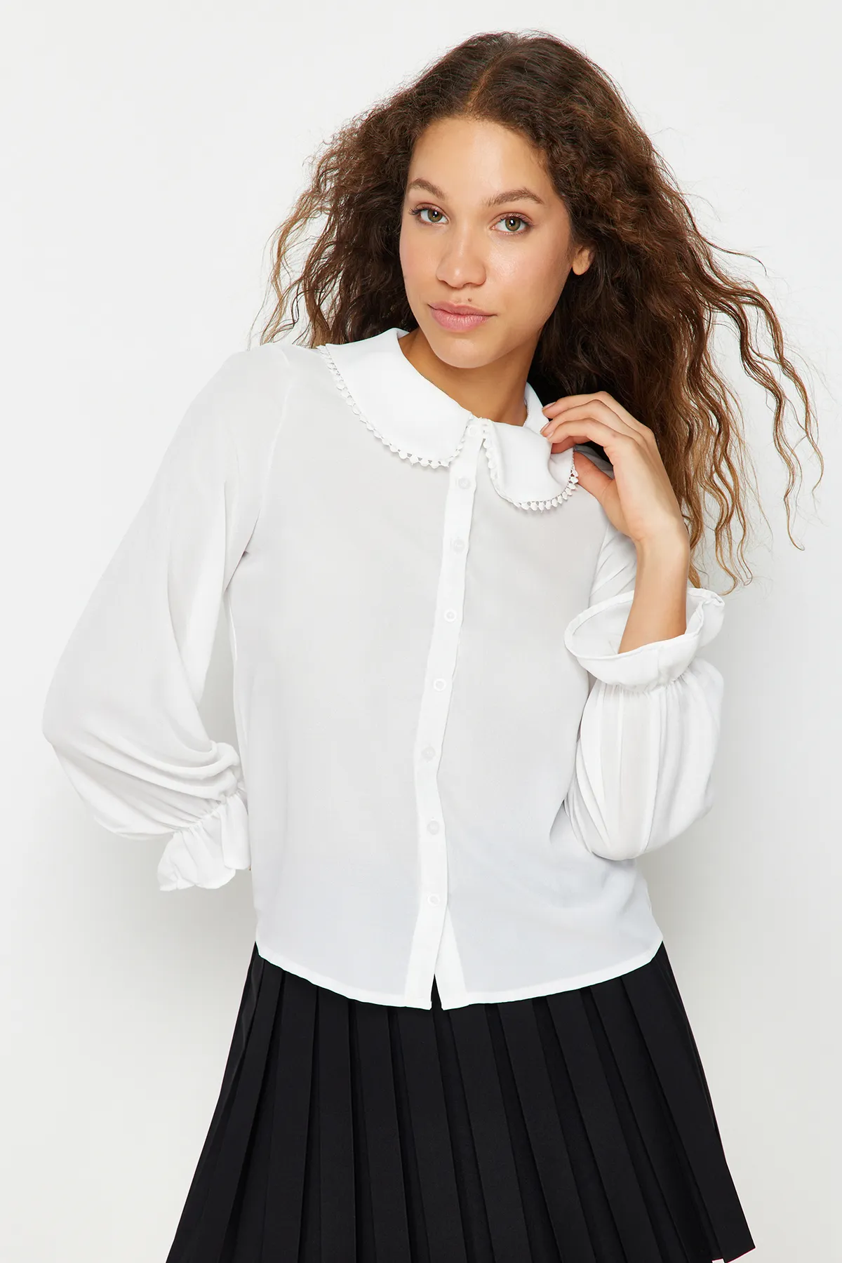 Trendyol Collection  Weißes gewebtes Hemd mit Pompom-Kragen für Babys - TWOAW21GO0717