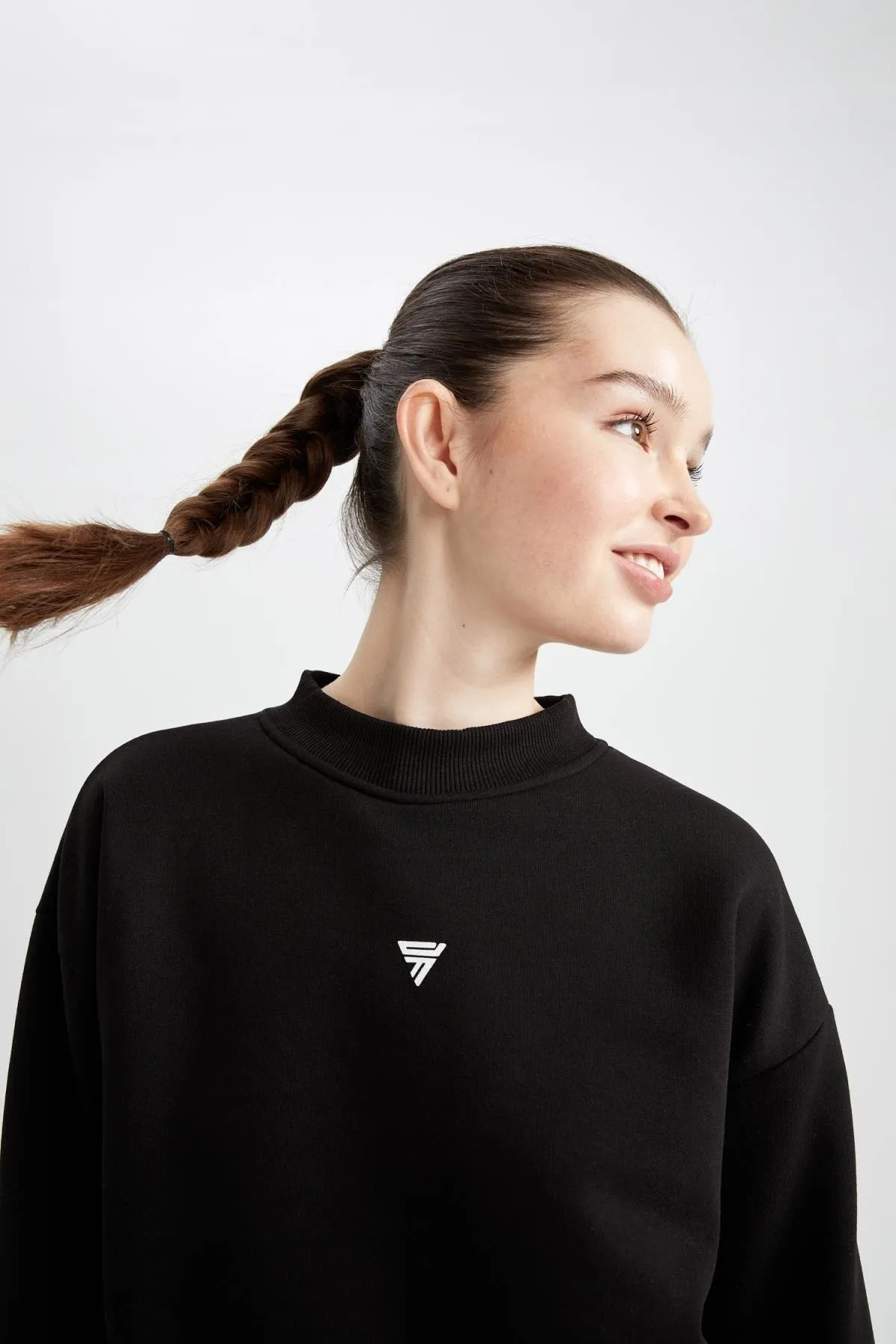 DeFacto  Fit Crop Sweatshirt mit Rundhalsausschnitt Y9533az22au