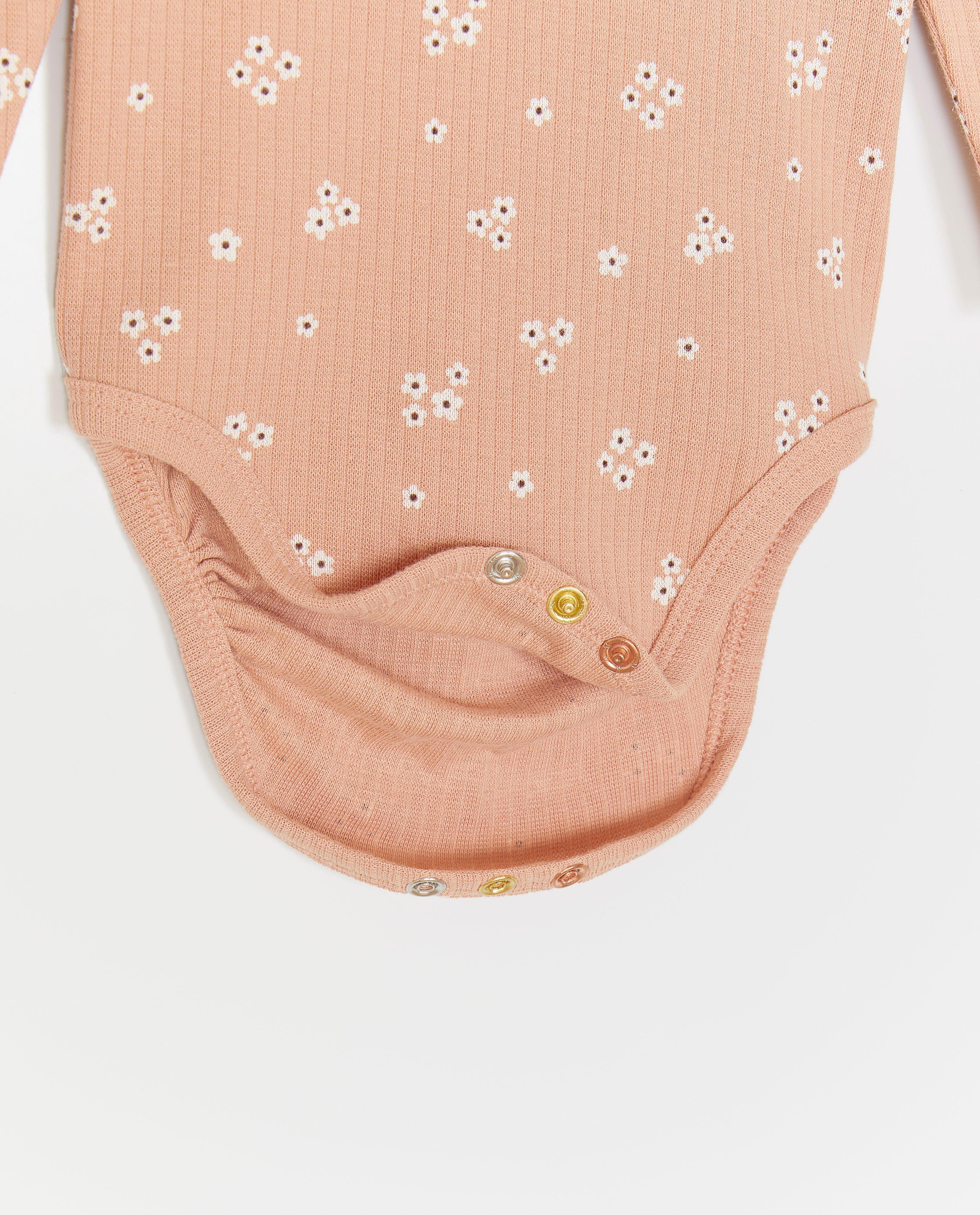 Overal s výstrihom do obálky Cuddles and Smiles ružovej farby z organickej bavlny