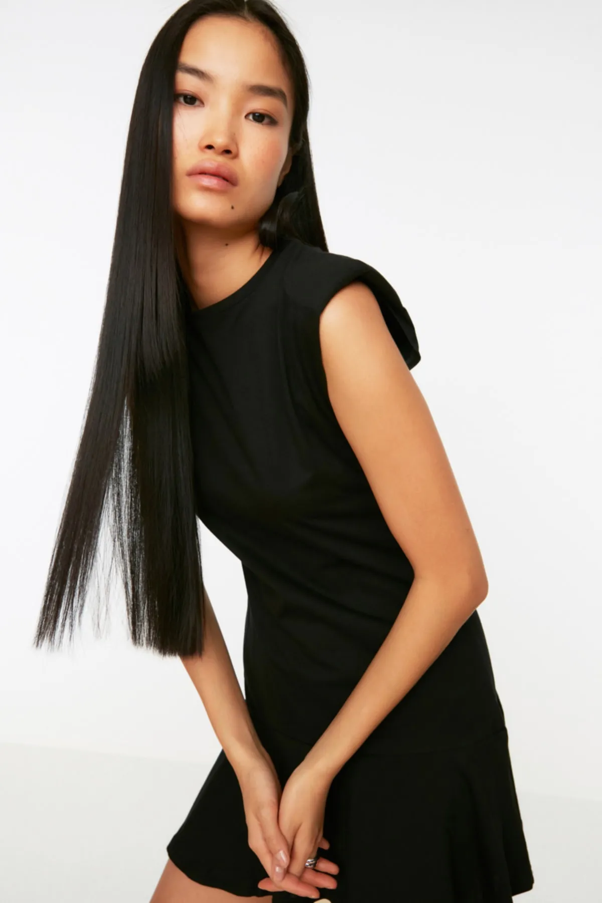 Trendyol Collection  Schwarzes Mini-Strickkleid aus 100 % Baumwolle mit gepolsterter Volanttaille/Skater-Rundhalsausschnitt TWOSS21EL0182