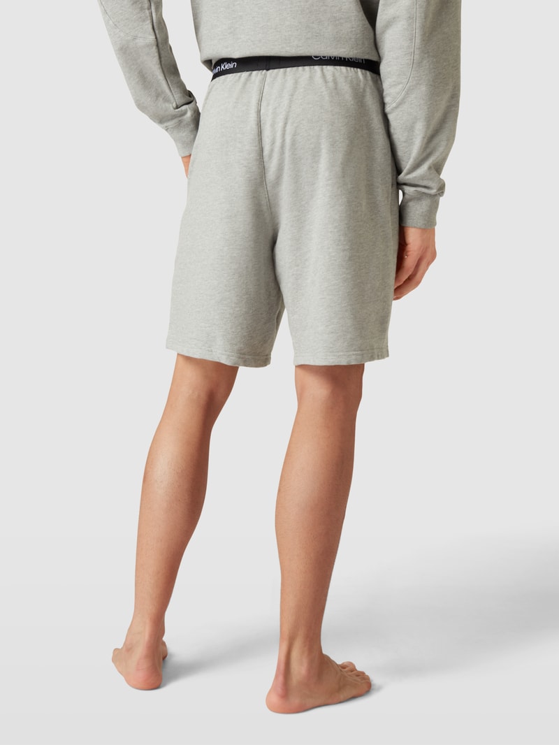 Pyjama-Shorts mit Logo-Stitching in mittelgrau meliert