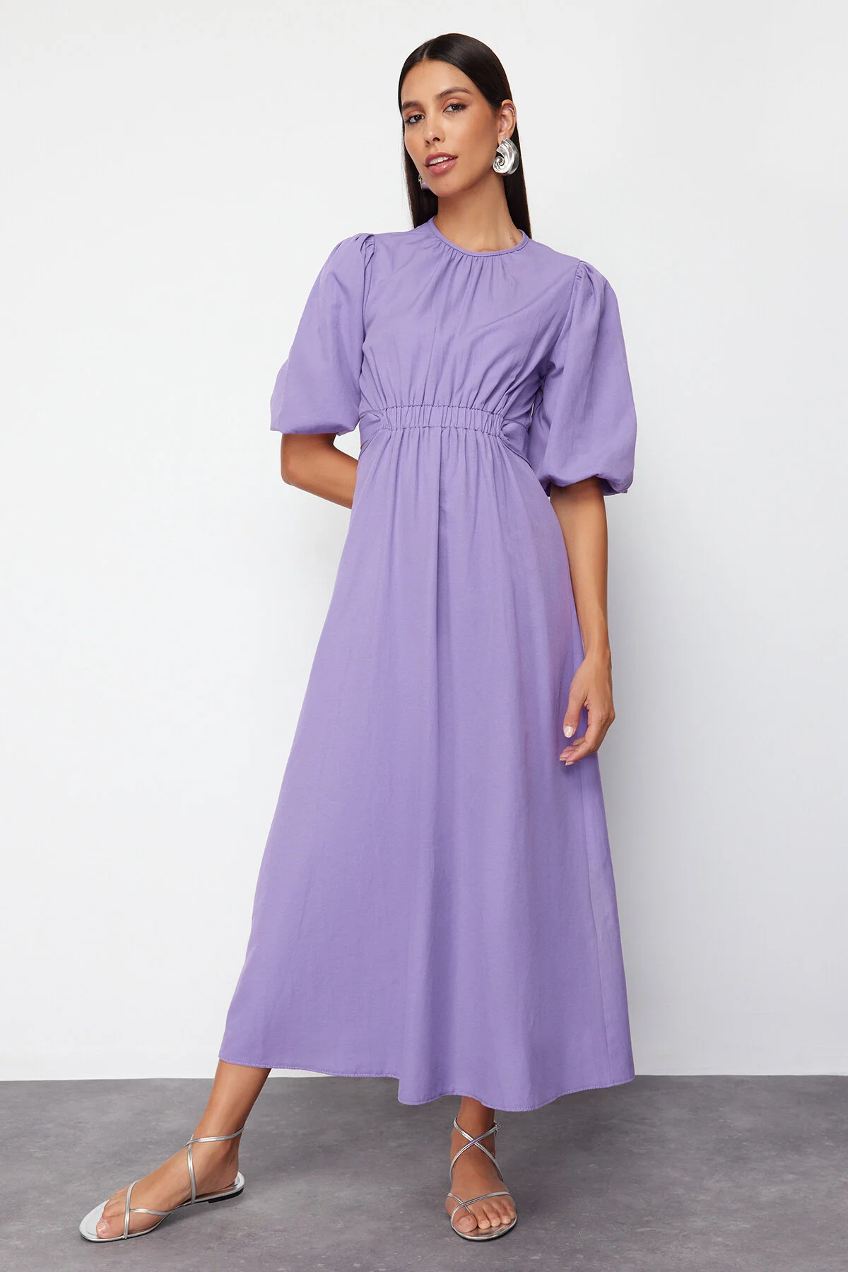 Trendyol Modest  Lilafarbenes gewebtes Baumwollkleid mit Ballonärmeln TCTSS24EB00005