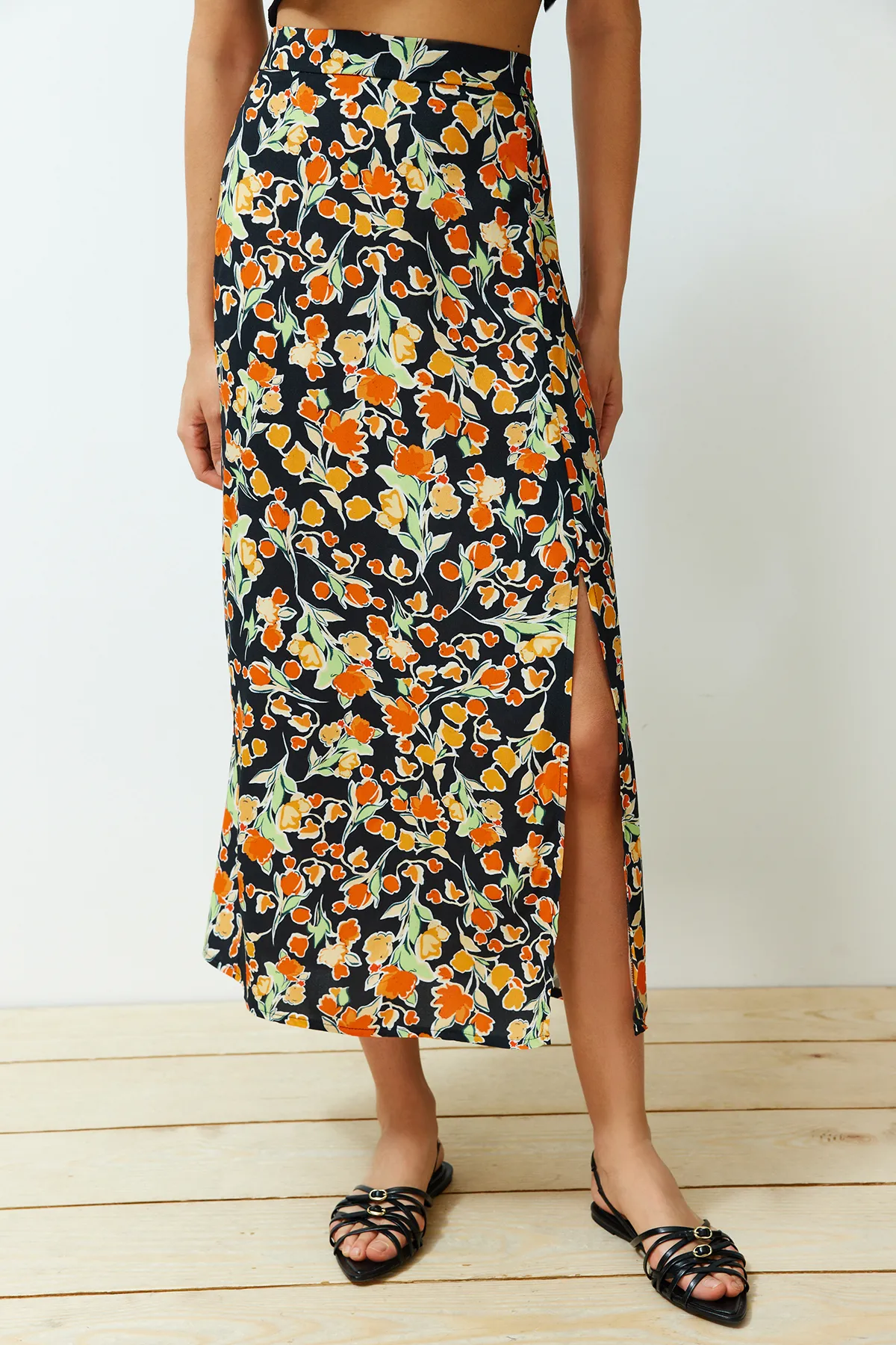 Trendyol Collection  Mehrfarbiger Midi-Webrock mit Schlitz und Blumenmuster aus Viskosestoff TWOSS24ET00126