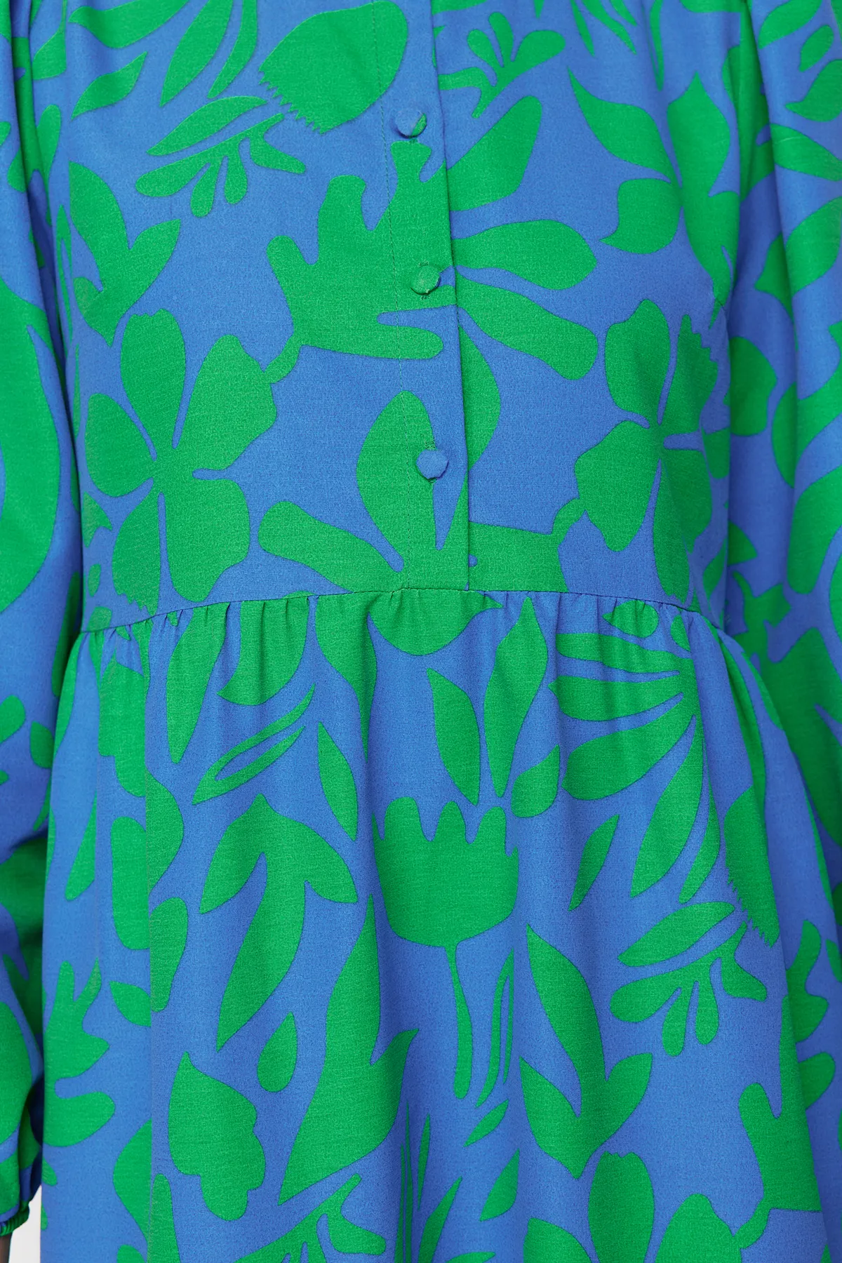 Trendyol Modest  Blaues gemustertes Kleid aus gewebter Baumwolle mit halber Knopfleiste und weiter Passform TCTSS23EB00222
