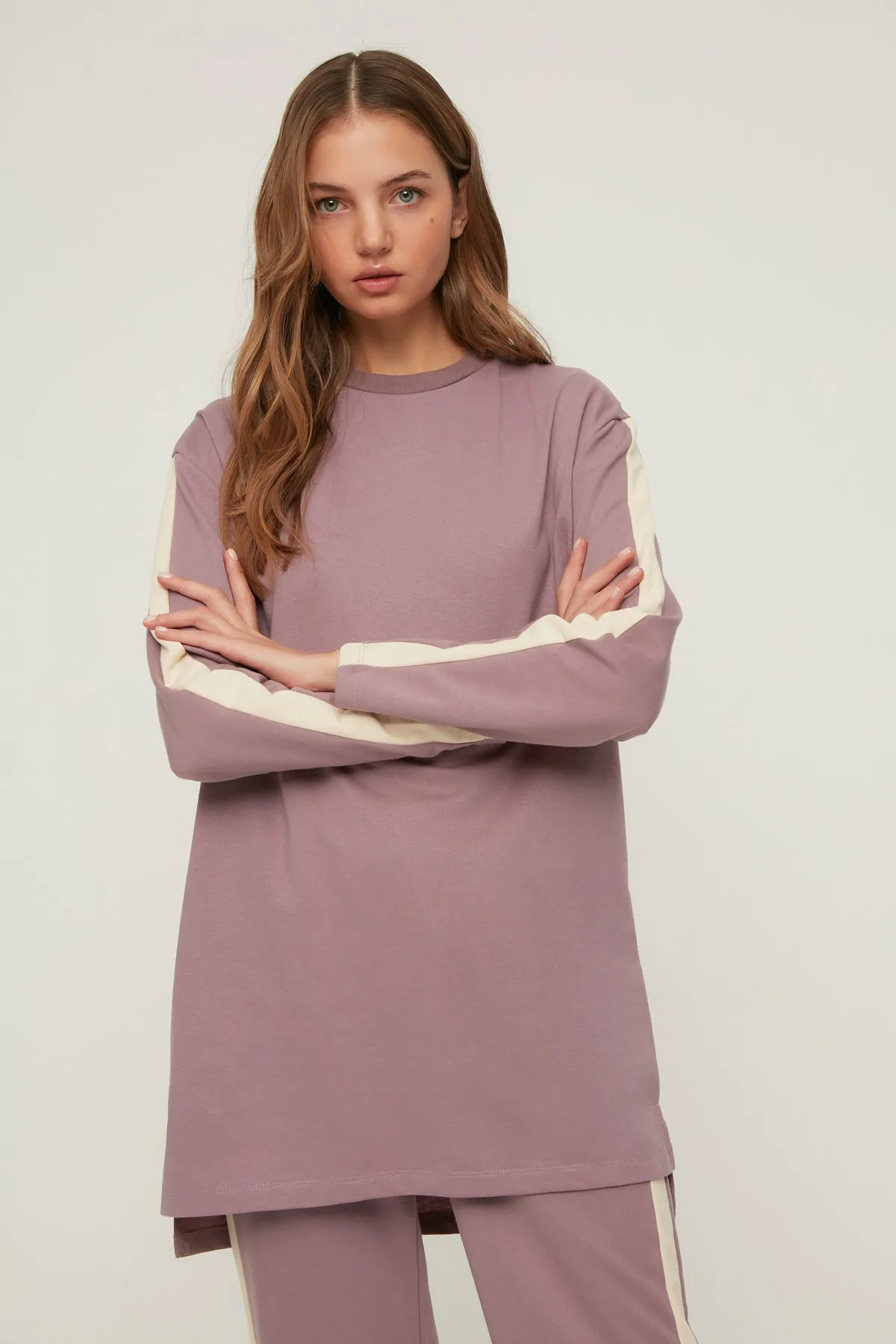 Trendyol Modest  Strick-Trainingsanzug-Set mit Pflaumenstreifen und detailliertem Seitenschlitz TCTSS22EN0007