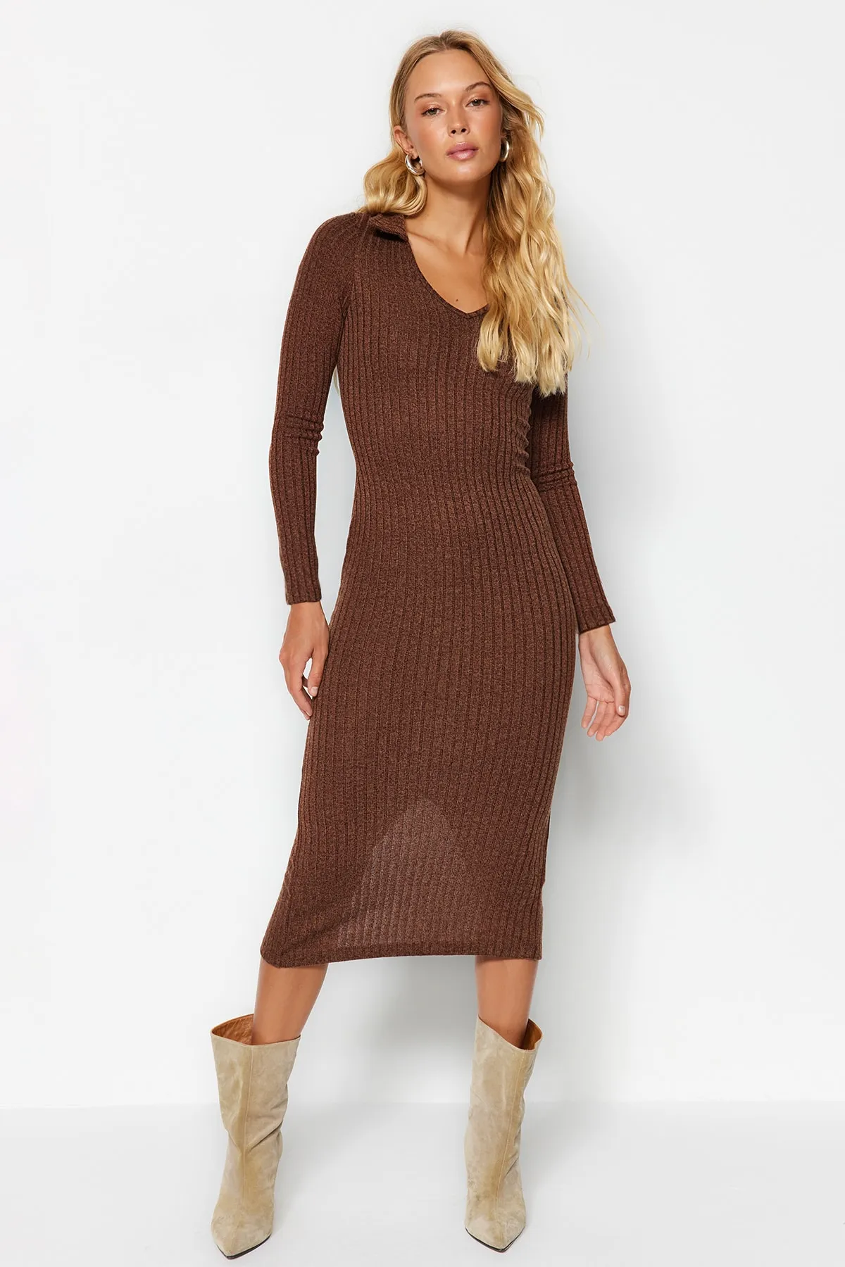 Trendyol Collection  Brauner Strick-Look, figurbetontes Maxi-Strickkleid mit V-Ausschnitt TWOAW24EL00602