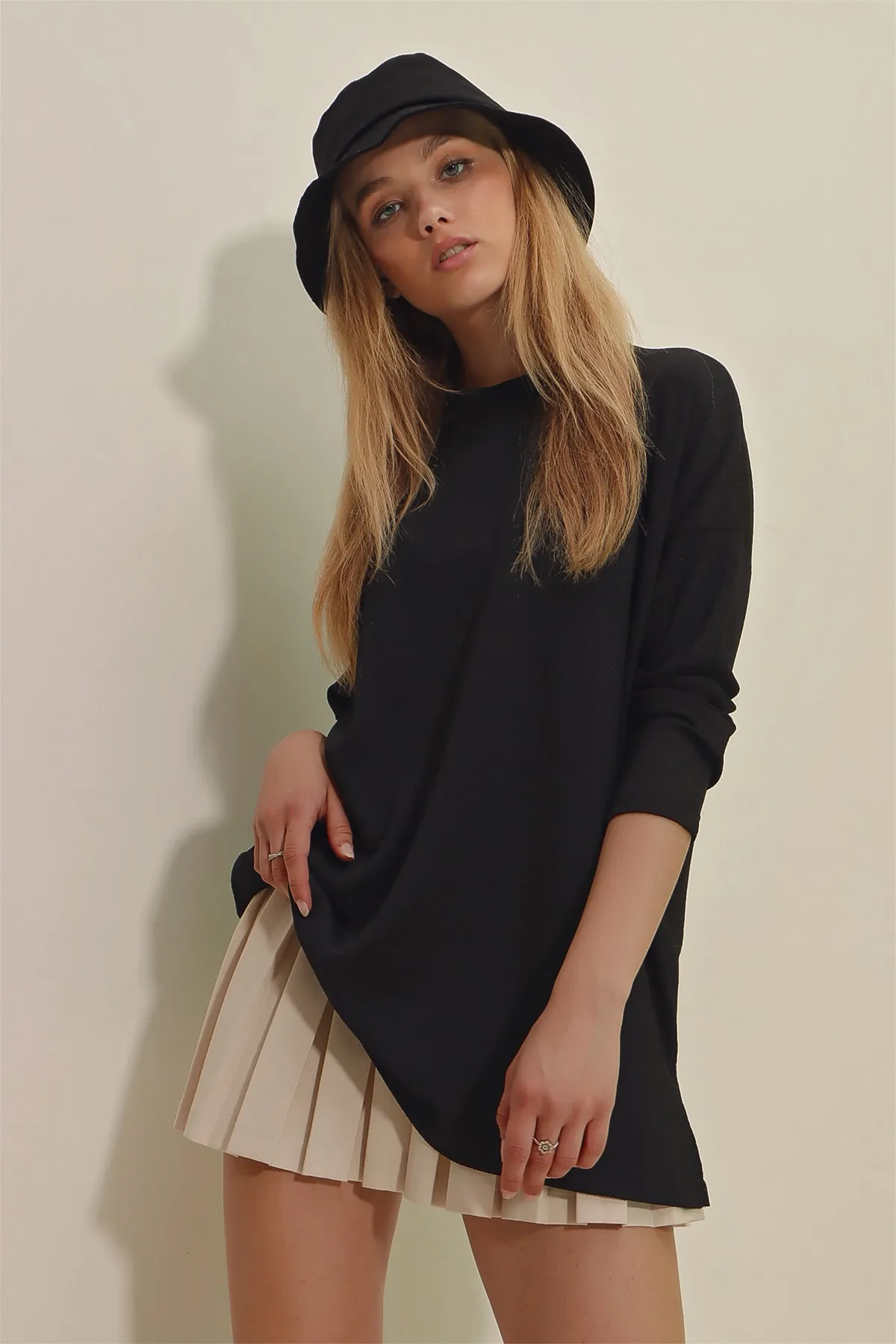 Trend Alaçatı Stili  Schwarze Damen-Bluse mit Rundhalsausschnitt und seitlichen Schlitzen, Übergröße, saisonale Basic-Bluse ALC-X9035