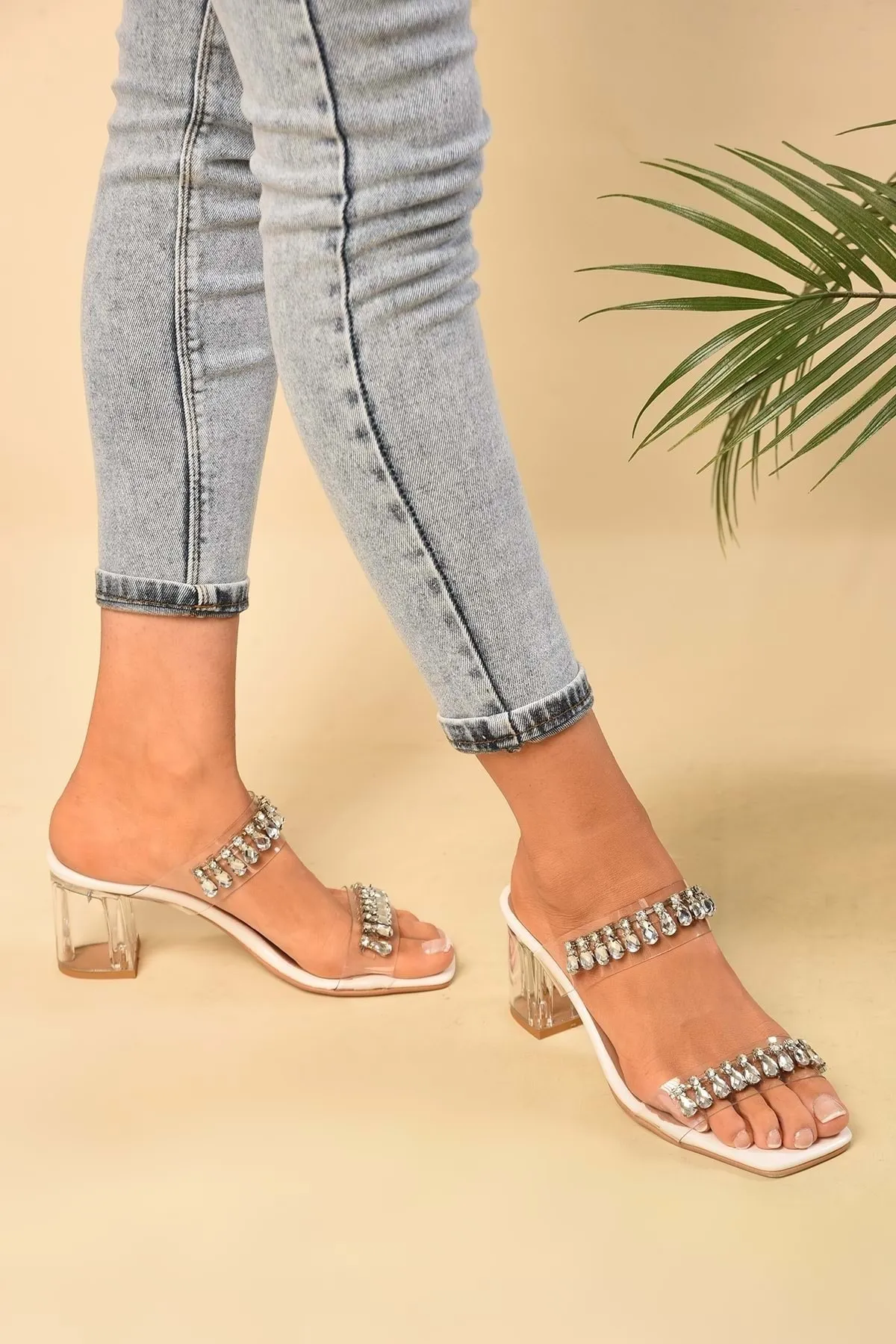 Shoeberry  Weiße transparente Damen-Hausschuhe mit Strassbesatz und Absatz